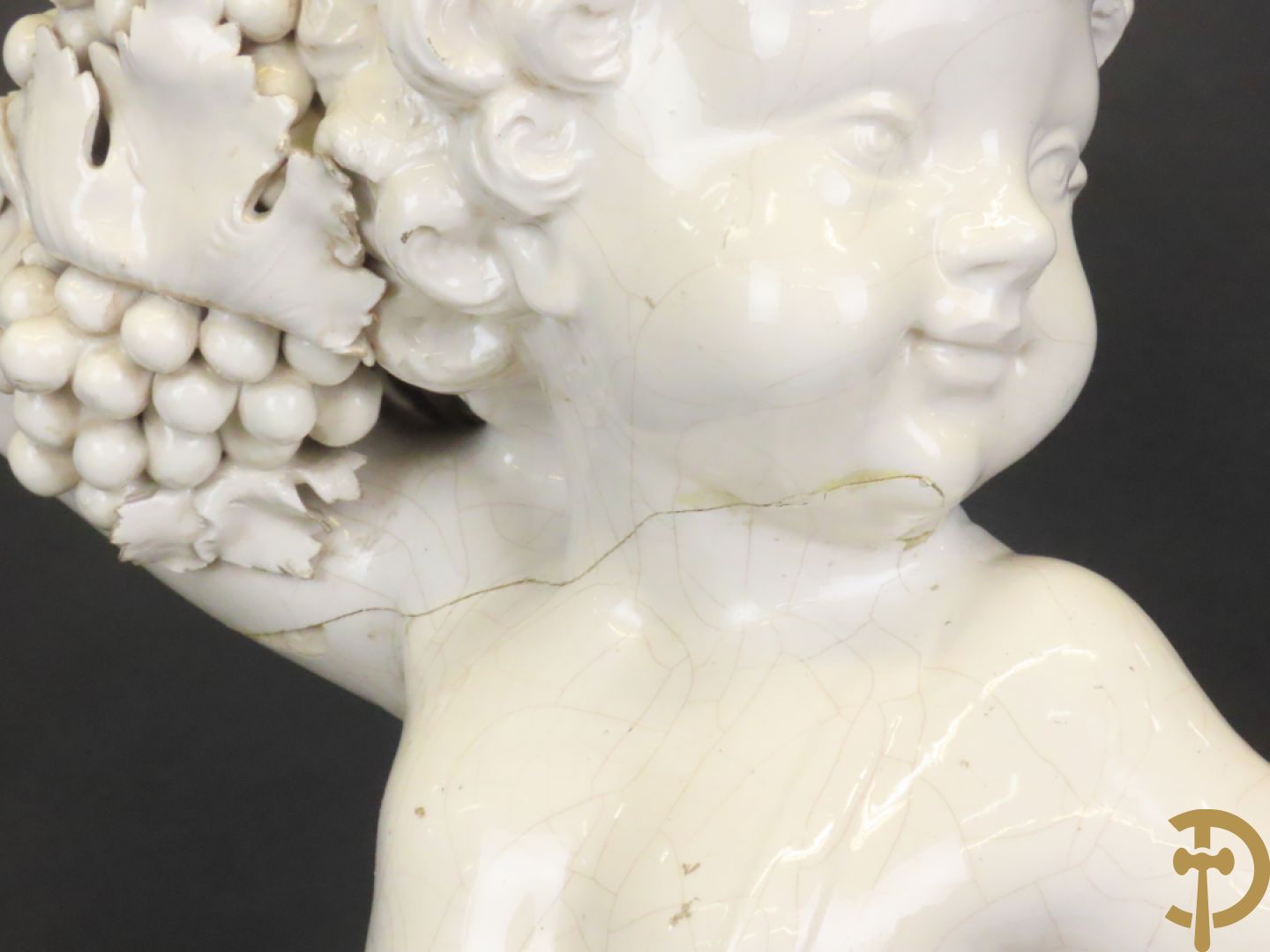 Engel met druiventrossen in Italiaanse majolica op sokkel