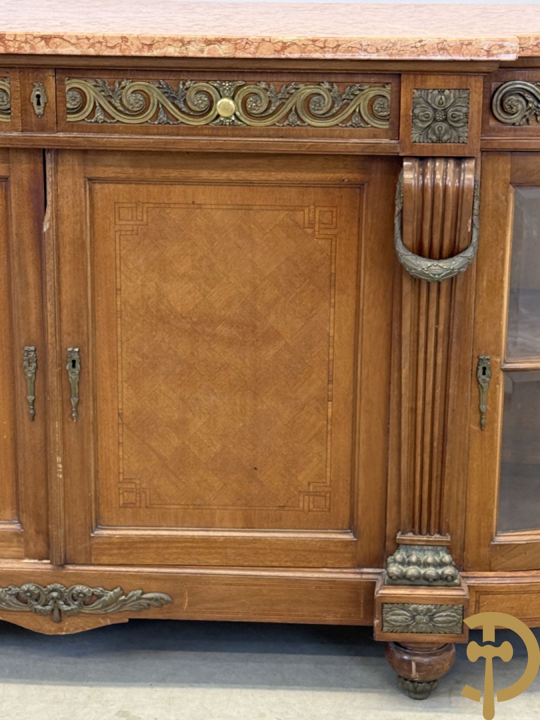 Art deco Decoene vierdeursdressoir in notelaar fineer met gebogen beglaasde deuren opzij en bezet met bronzen ornamenten - bovenaan met marmeren blad