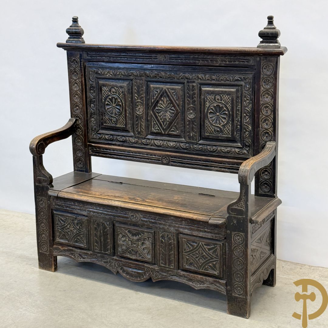 Massief eiken Engelse hall bank met gesculpteerde motieven