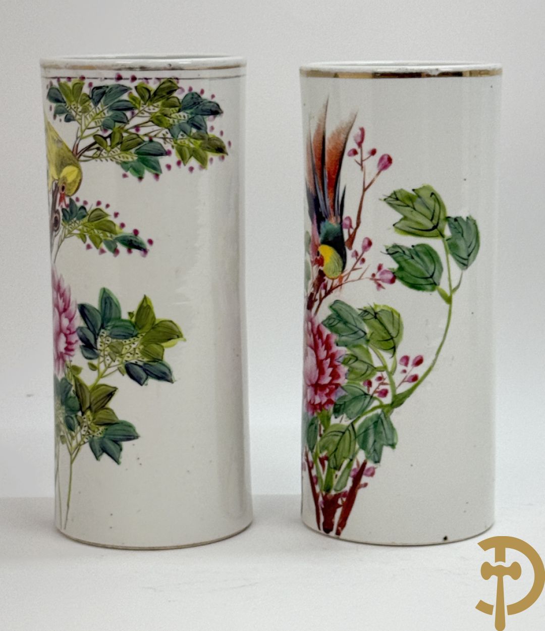 Twee rolvazen met bloemen- en vogeldecor + dekselpotiche met vogeldecor + Chinese vaas met decor van dames en kinderen
