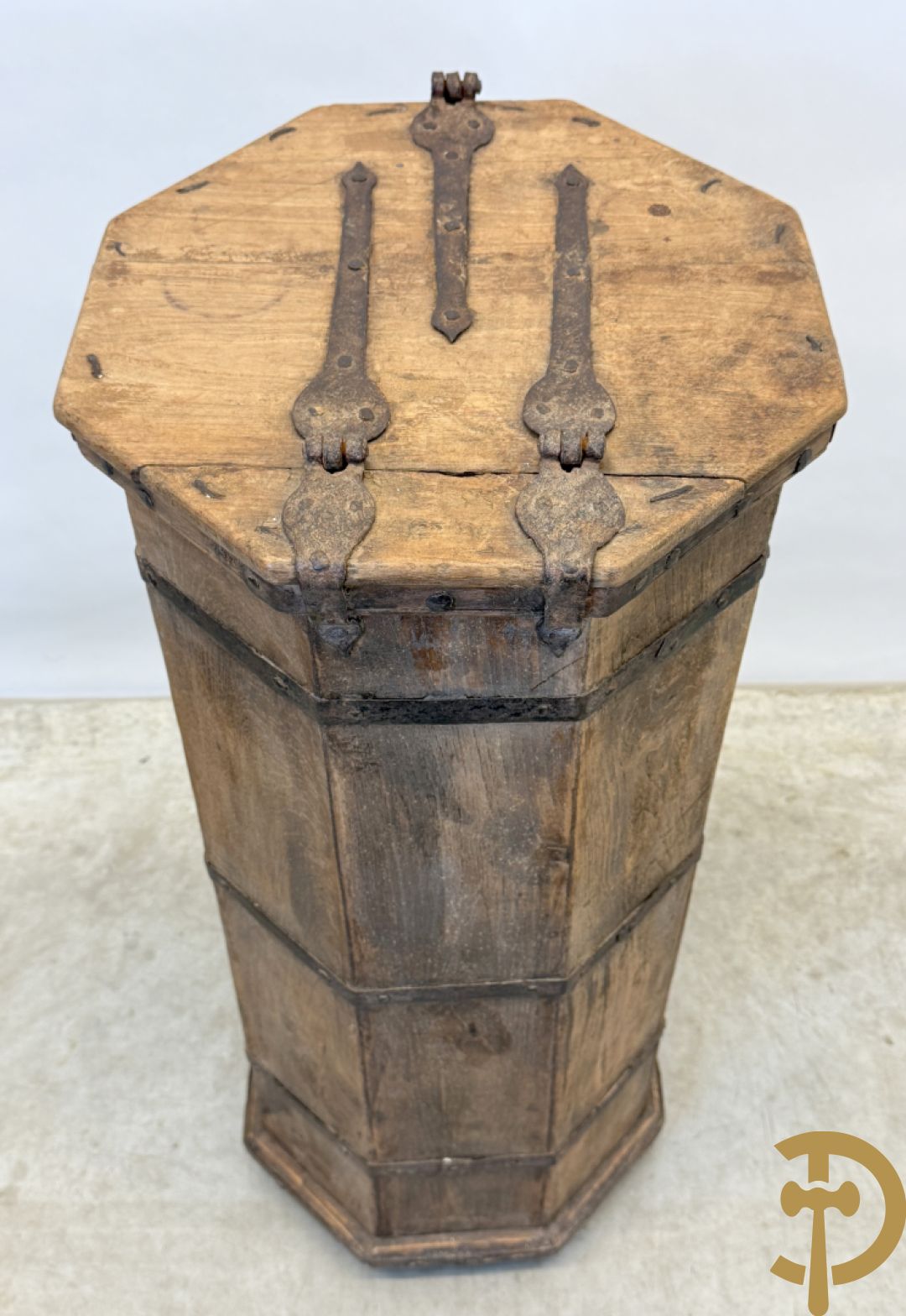 Achthoekig eiken opbergmeubel met smeedijzeren hengsels en geheime ruimte onderaan