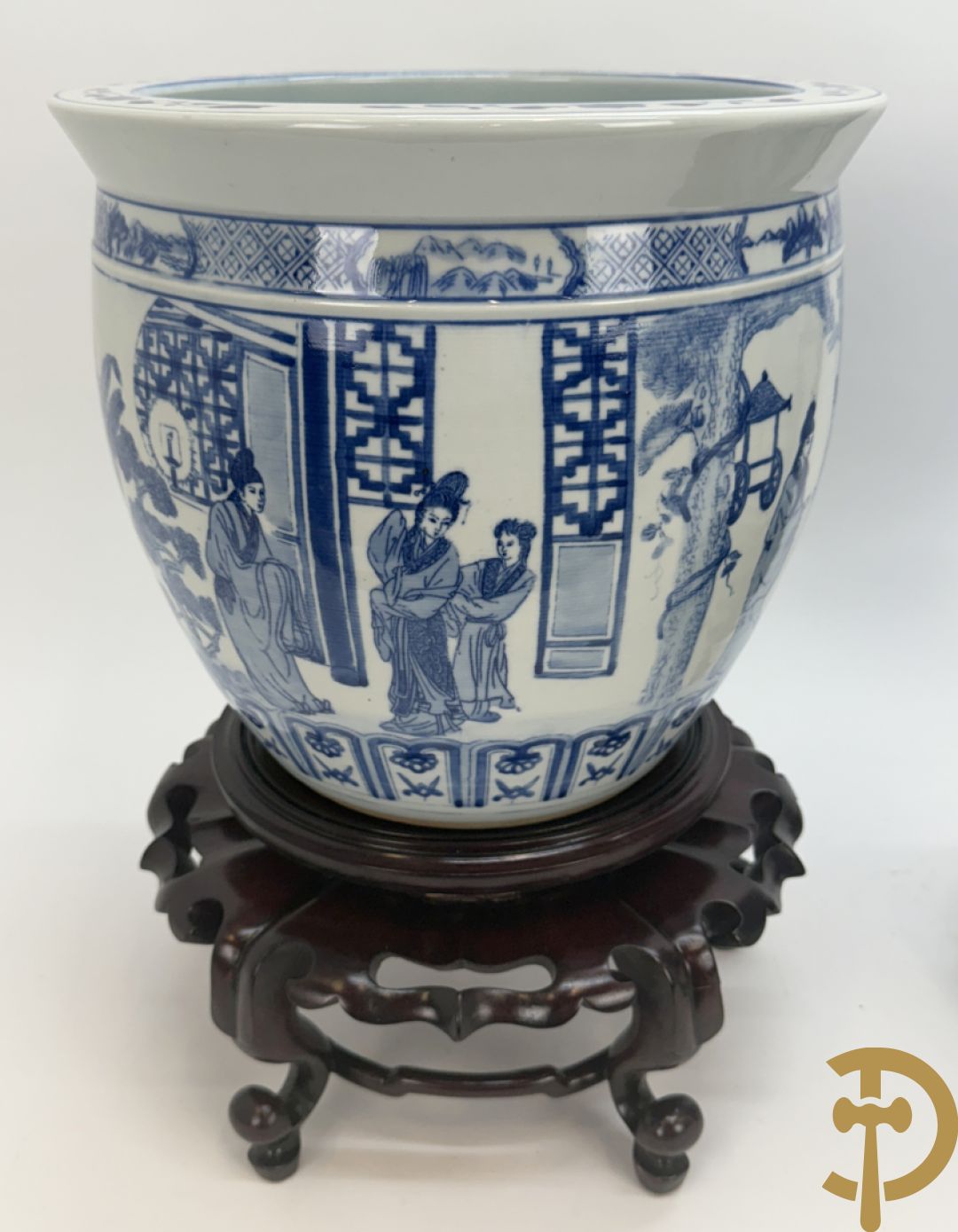 Twee blauw/witte cachepots met geanimeerd landschapsdecor op houten sokkels