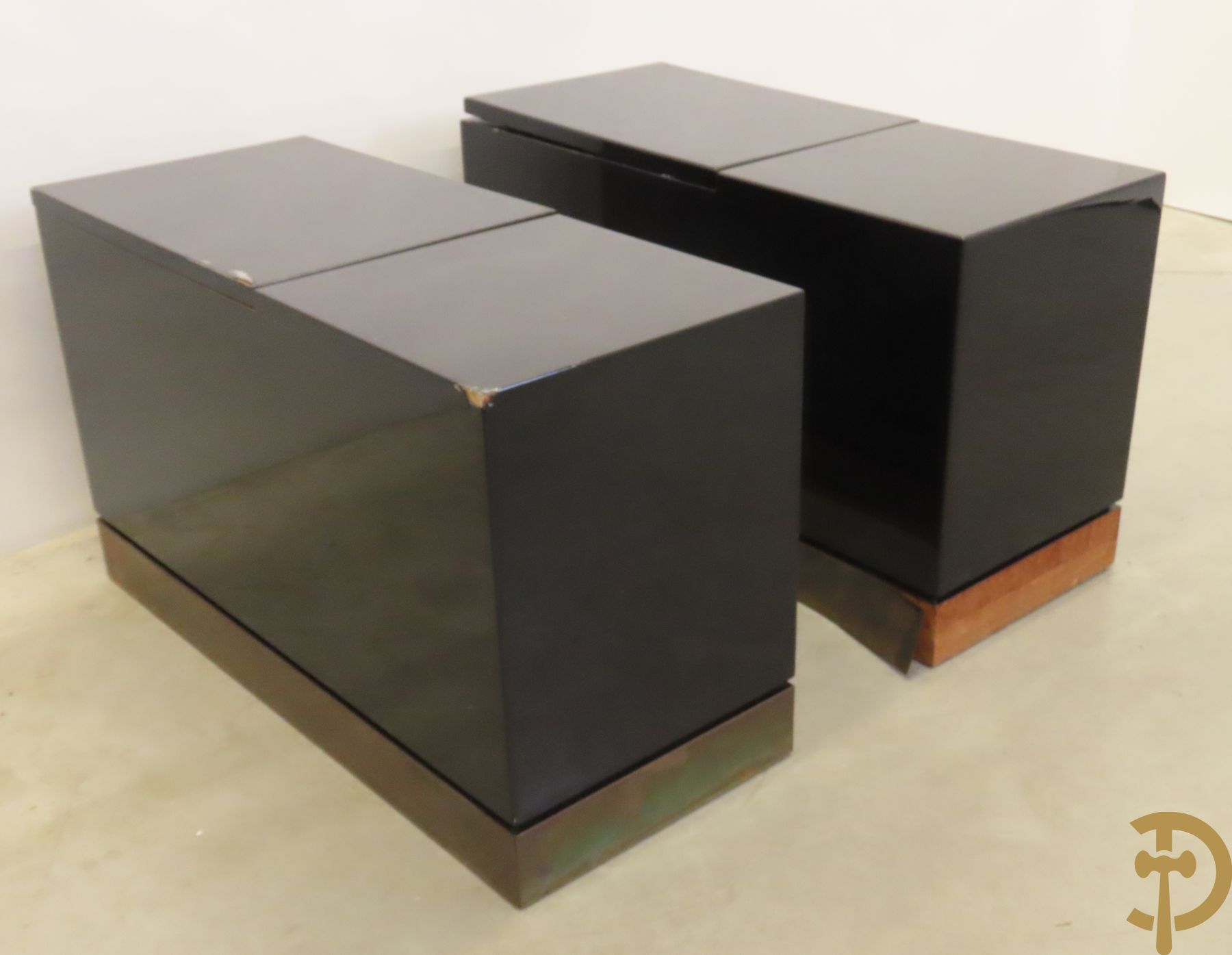 Paar zwartgelakte sidetables met klep als opbergruimte