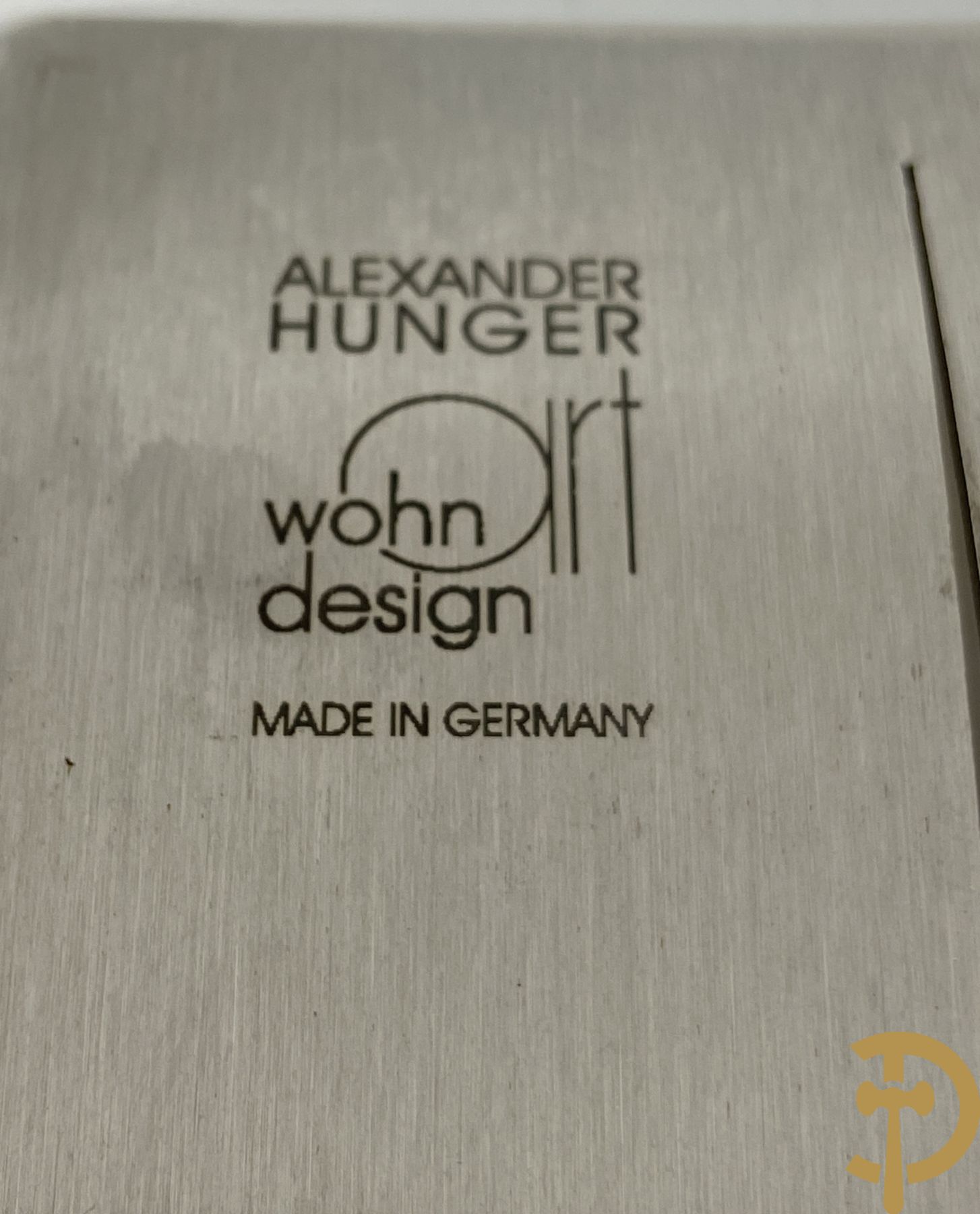 Geajoureerde gebogen inox schaal, onderaan gemerkt  Alexander Hunger woondesign Germany + witgelakte design paraplubak