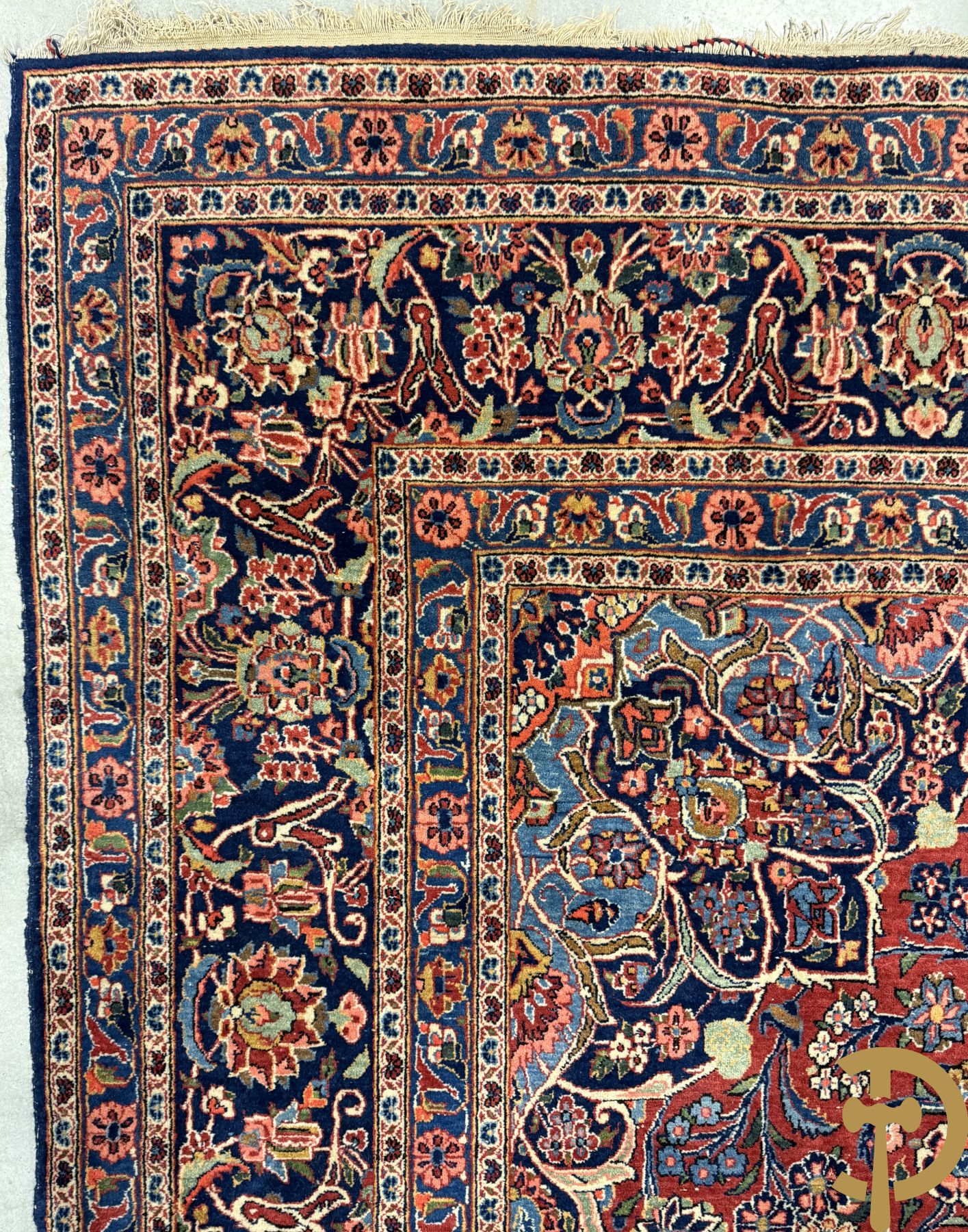 Oosters handgeknoopt tapijt met bloemenmotieven op rode fond