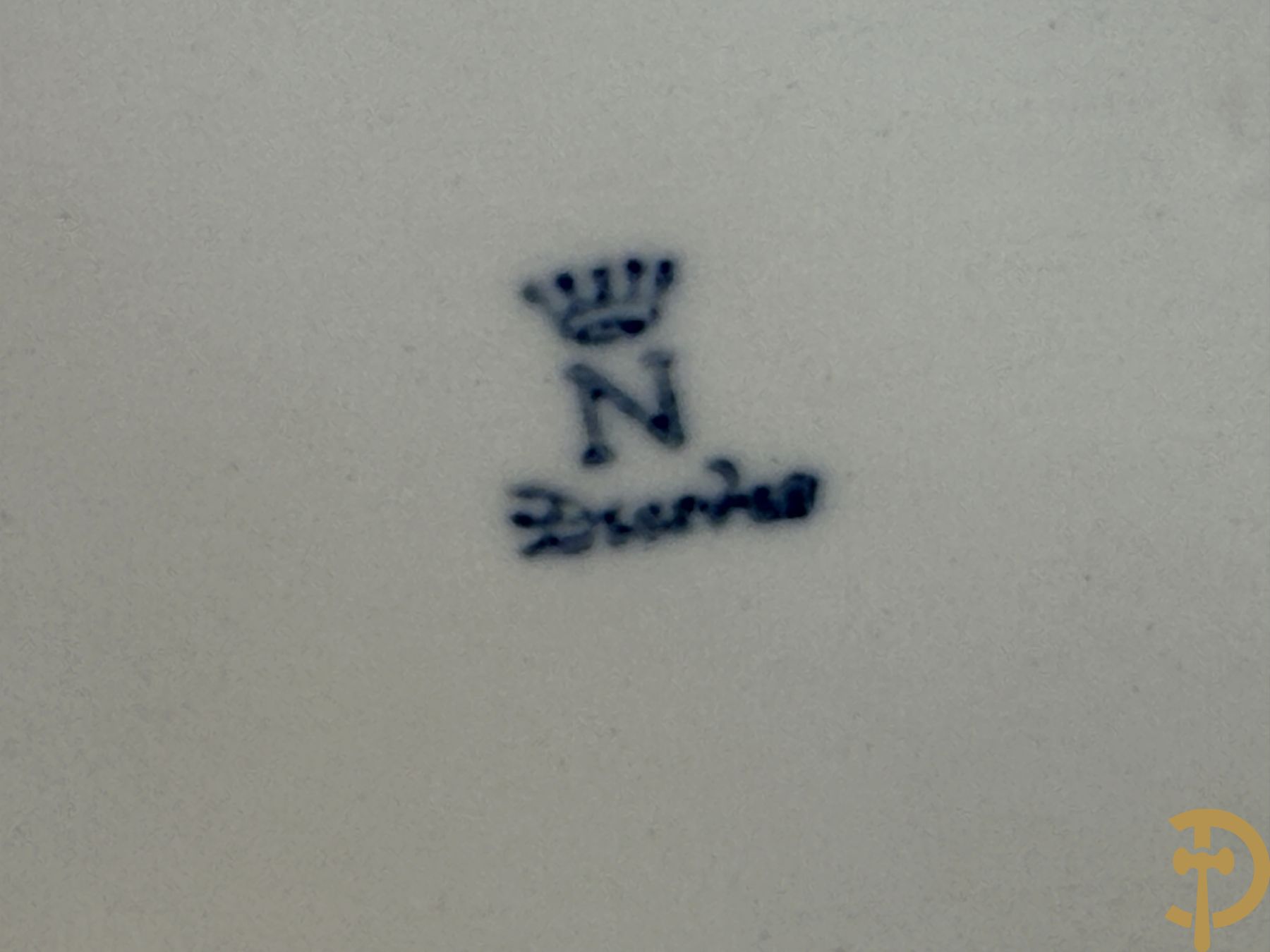 Italiaanse biscuitgroepen w.o. grote groep met 2 liggende naakte dames met zwaan, jongeman op rots, vioolspeler met edeldame, dame met kanten jurk en kinderen + Armani G. getekend 