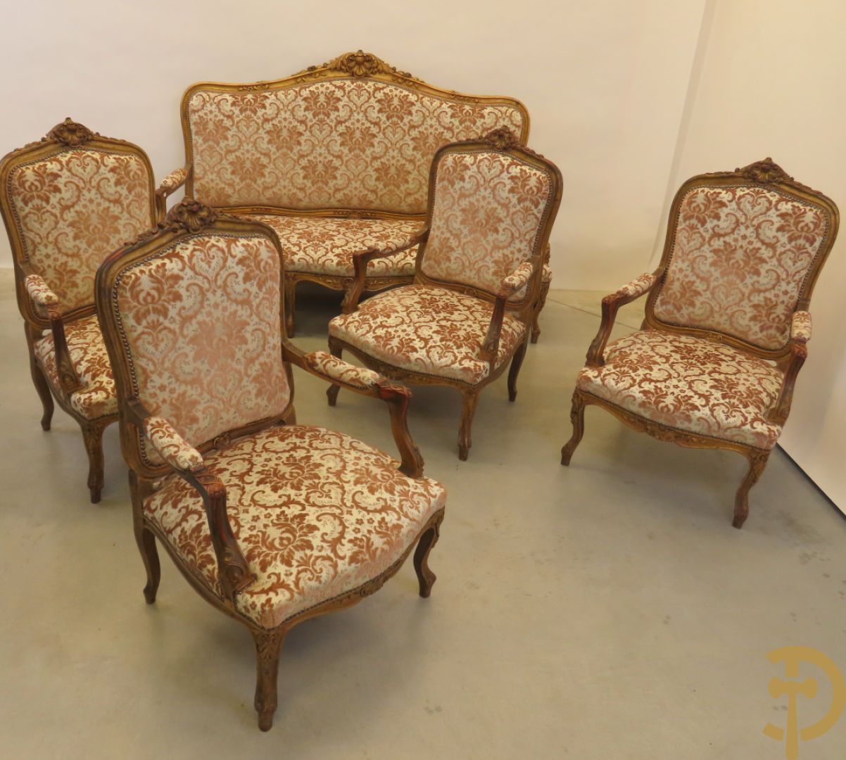 Vijfdelig verguld Louis XV salonensemble bestaande uit canapé en 4 fauteuils - met mooie accanthusranken en bloemensculptuur