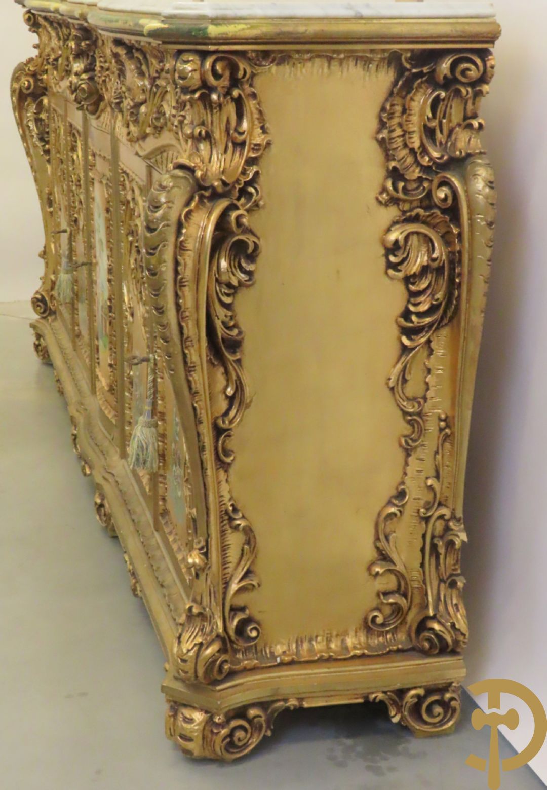 Uitzonderlijke vergulde Louis XV eetkamer bestaande uit vijfdeursdressoir met voluutvormige accanthusranken en rocailles, beschilderd met bloemenmotieven en centraal tafererel met hoornen des overvloeds + bijhorende spiegel vergulde tafel op voluutvormige poten met zes bijhorende stoelen + vitrine met accanthusranken en centrale deur, op voluutvormige poten