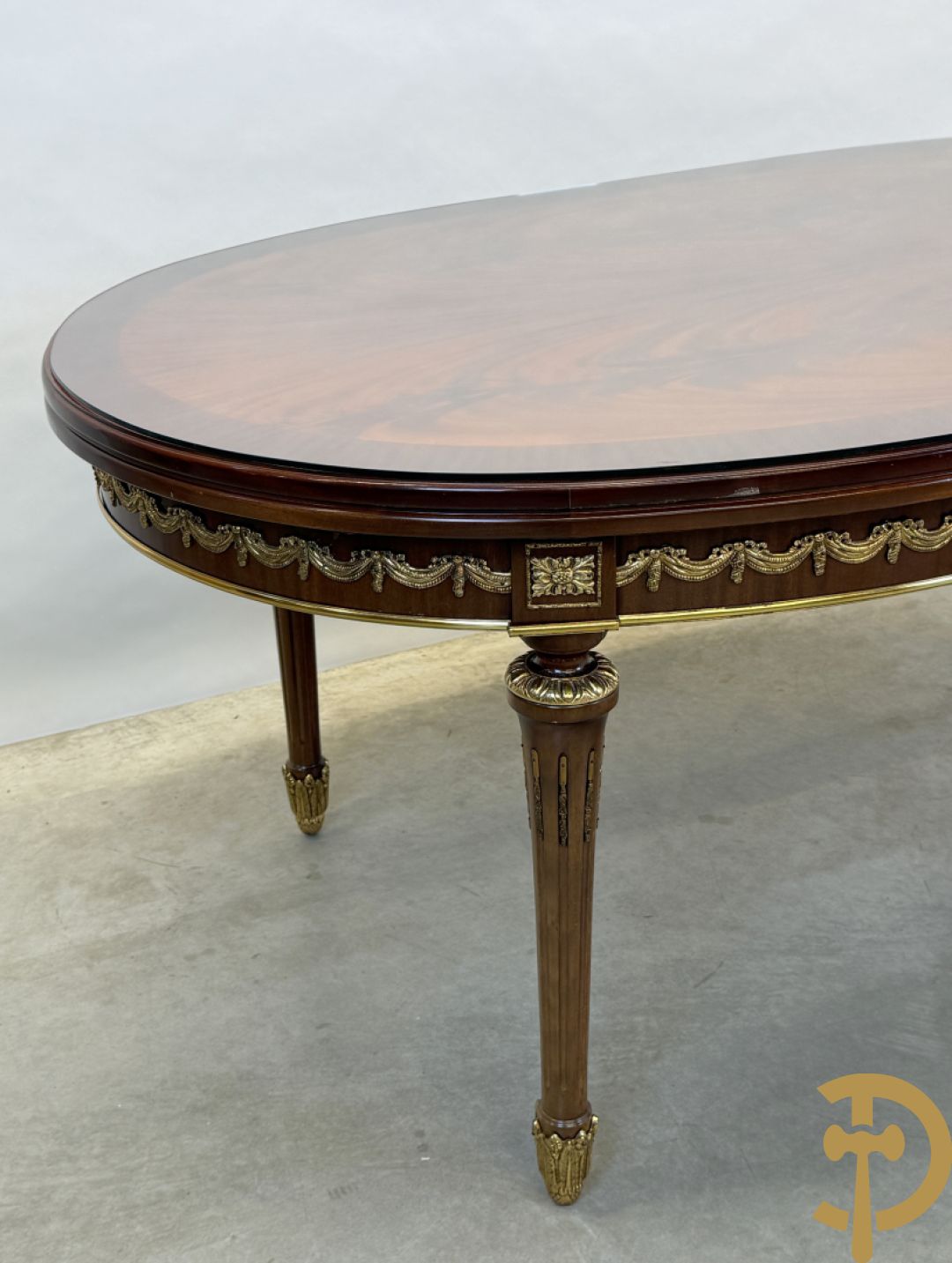 Ovale notelaren tafel bezet met bronsbeslag op gecanneleerde poten