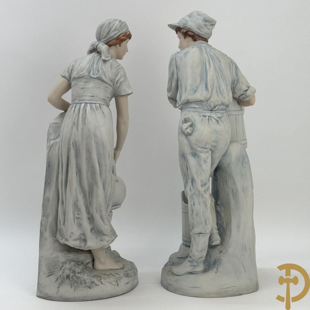 Paar Royal Dux beelden van koppel bij de waterbron, nummers 10563 en 10564