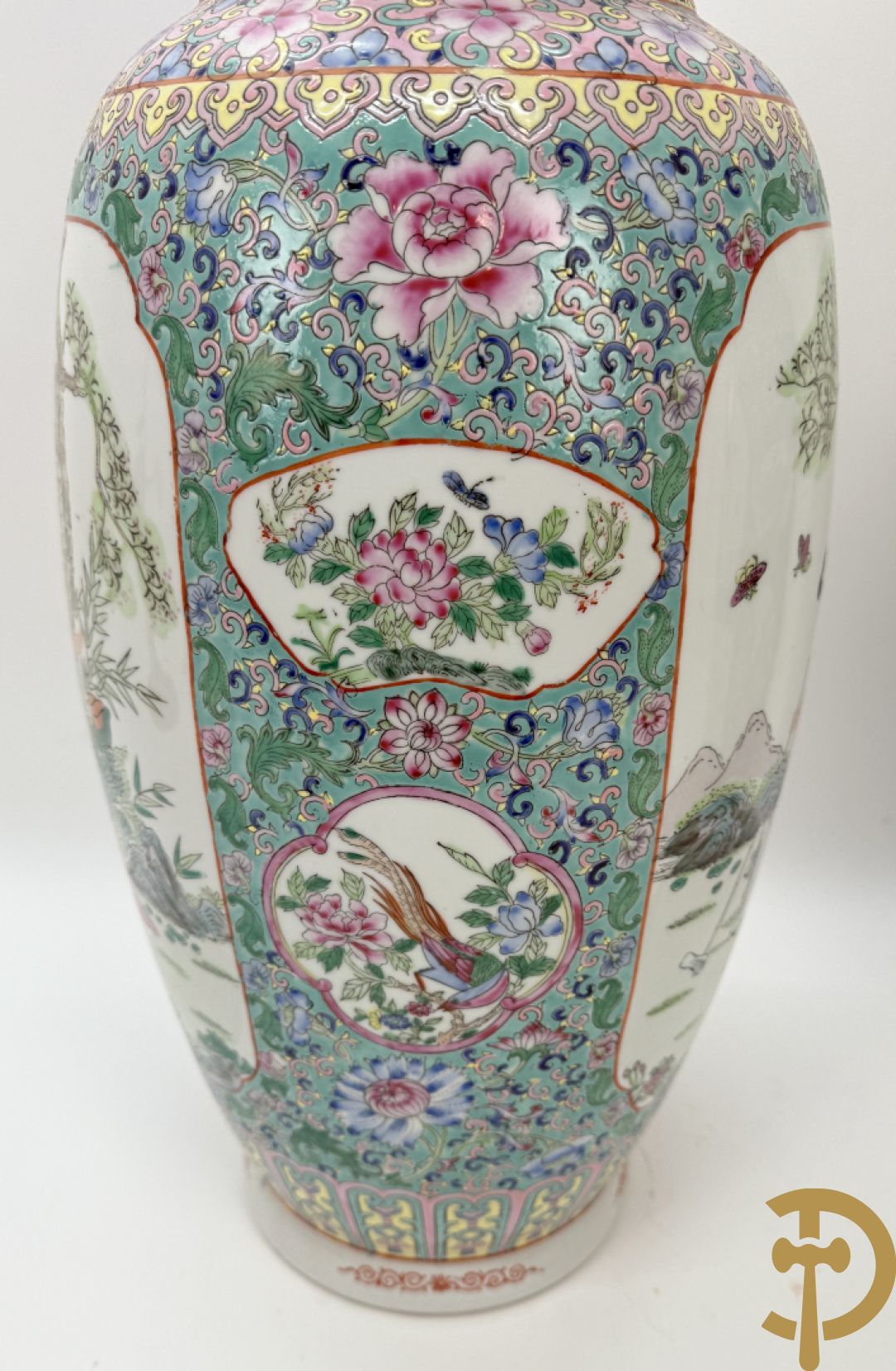 Paar Chinese vazen met geishadecor, rondom bezet met bloemen