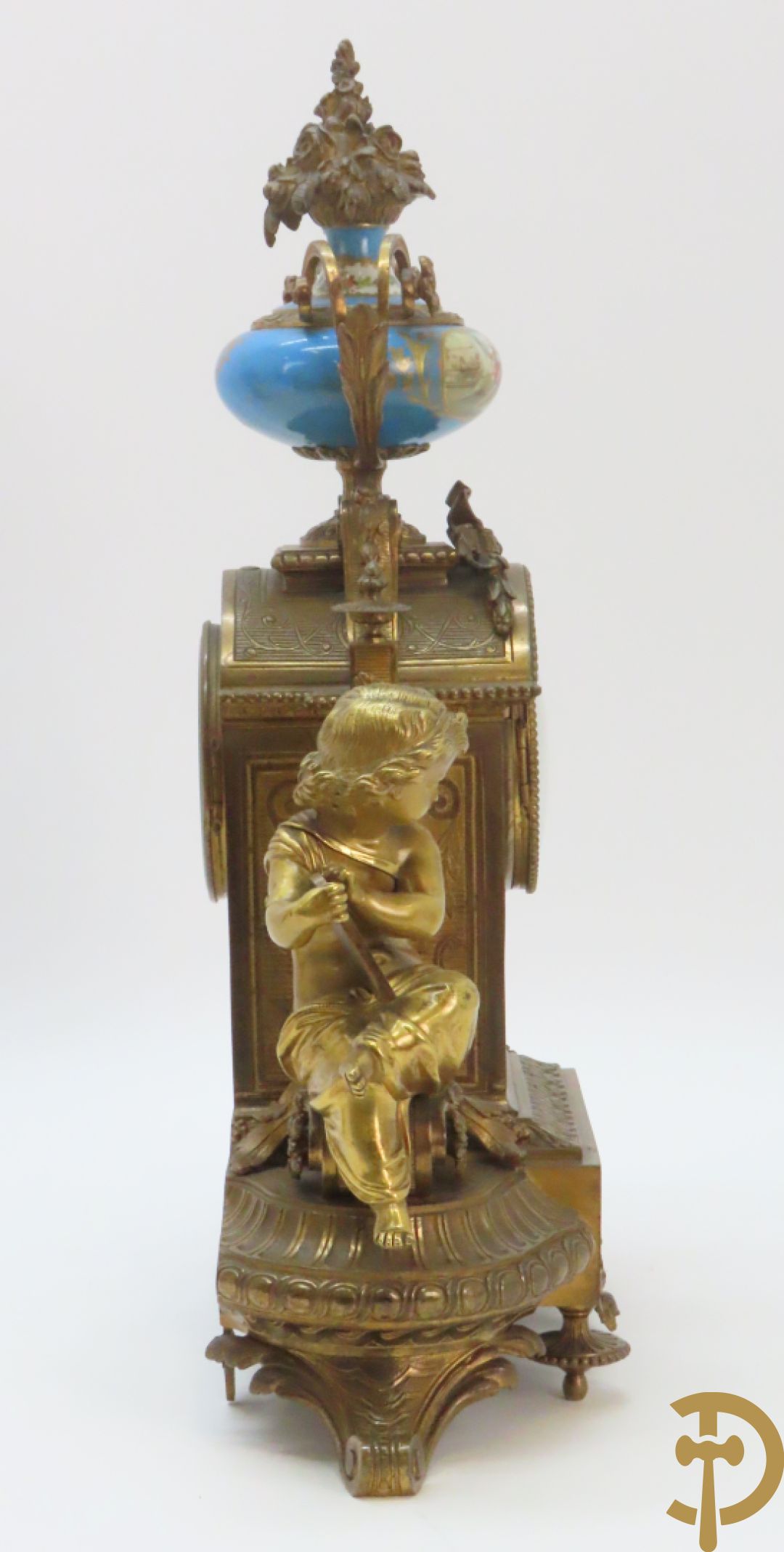 Driedelige bronzen garnituur bezet met Sèvres porselein bestaande uit pendule geflankeerd door paar cupido