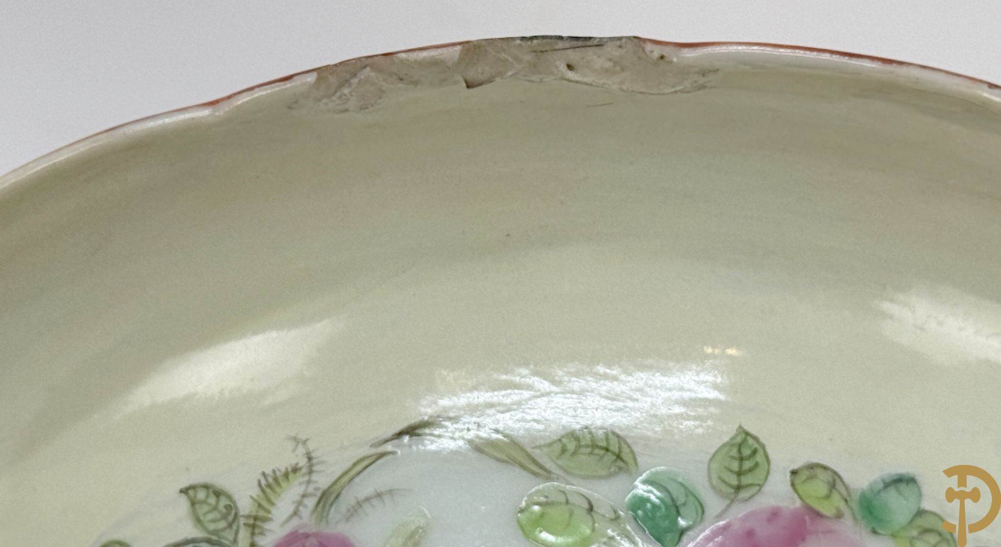 Chinese porseleinen Kanton vaas met geanimeerde hoftaferelen, natuurmotieven, fauna en floradecor