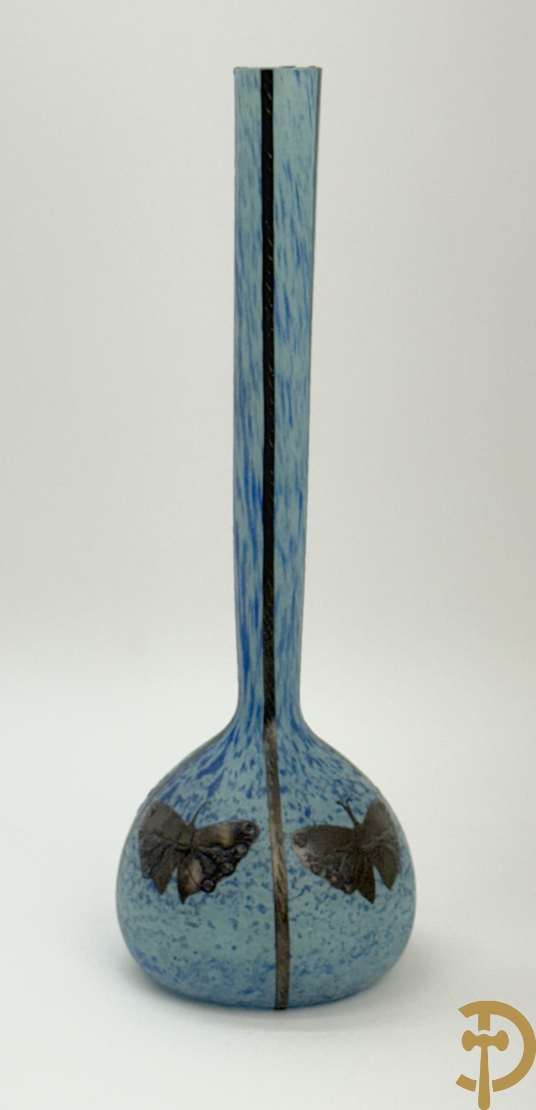 Vaas in glaspasta met decor van tinnen vlinders, Simone getekend