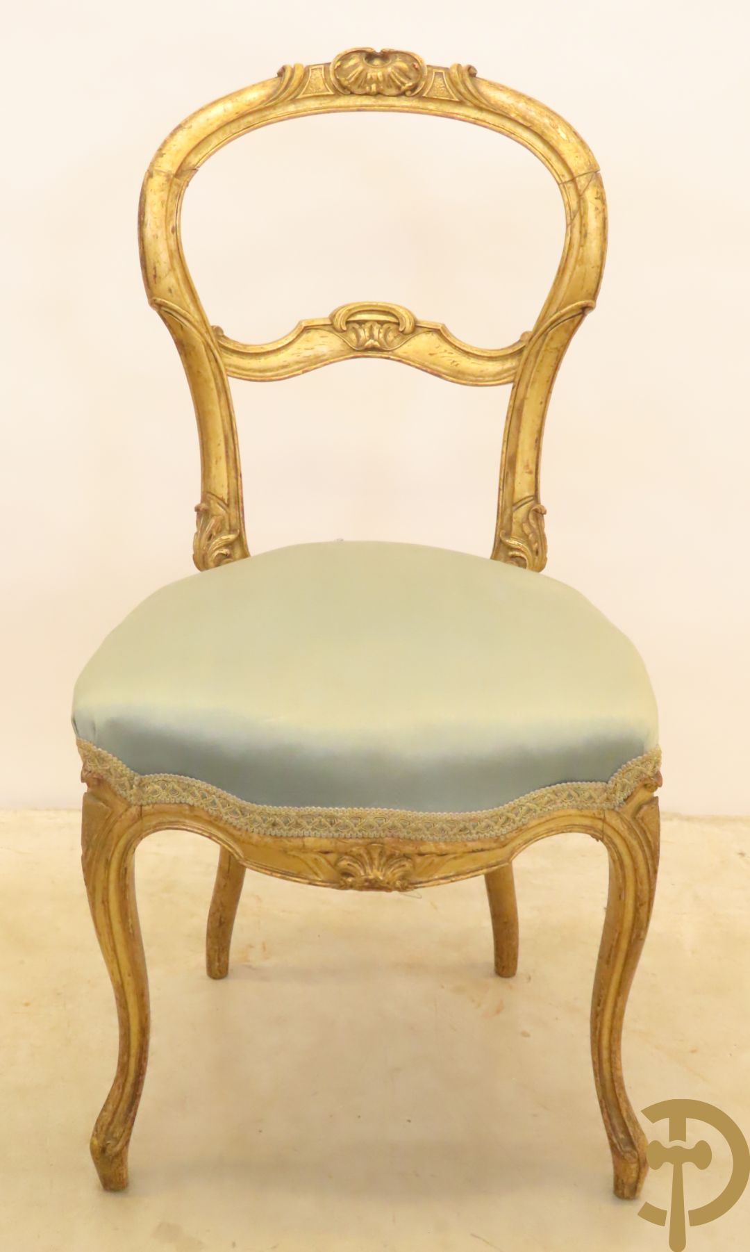 Gondelvormige notelaren armzetel Louis XV stijl met wangen op voluutvormige poten + 2 zwartgelakte Napoleon III stoelen + vergulde Louis XV stoel