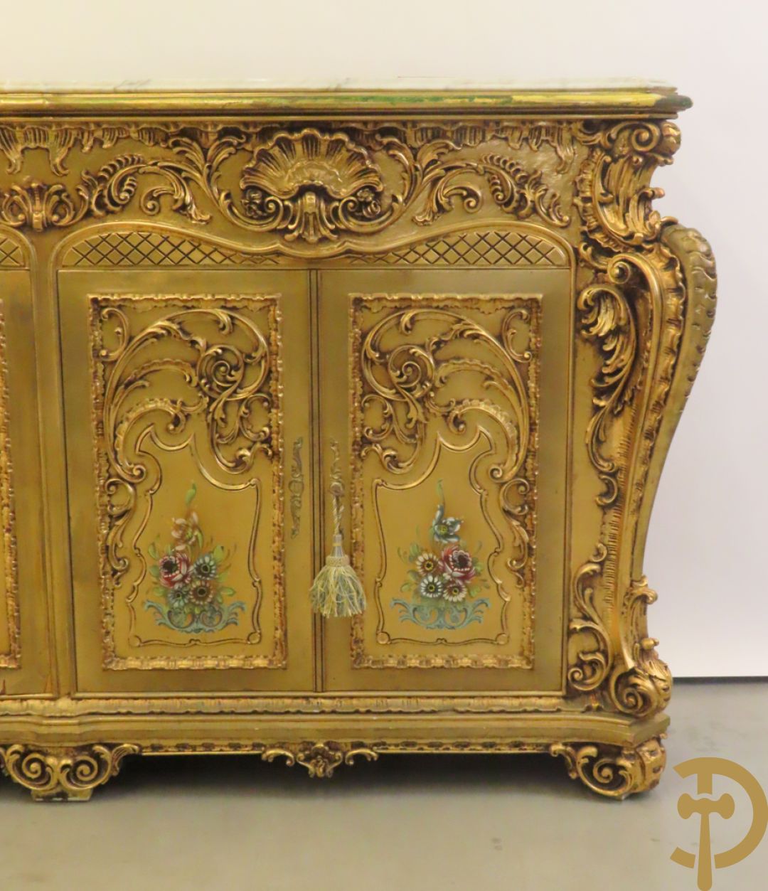 Uitzonderlijke vergulde Louis XV eetkamer bestaande uit vijfdeursdressoir met voluutvormige accanthusranken en rocailles, beschilderd met bloemenmotieven en centraal tafererel met hoornen des overvloeds + bijhorende spiegel vergulde tafel op voluutvormige poten met zes bijhorende stoelen + vitrine met accanthusranken en centrale deur, op voluutvormige poten