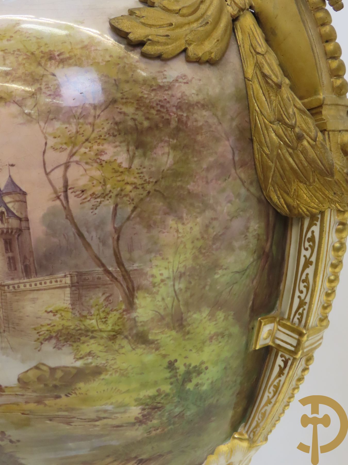 Grote porseleinen Sèvres vaas met dubbel decor van cavalerie, slagveldtaferelen en zicht op kasteel, DESPREZ H. getekend in het decor - bovenaan met verguld decor en zijdelings met bronzen oren en accanthusranken - deksel met Sèvres merkteken - op vierkante bronzen sokkel met klauwepoten