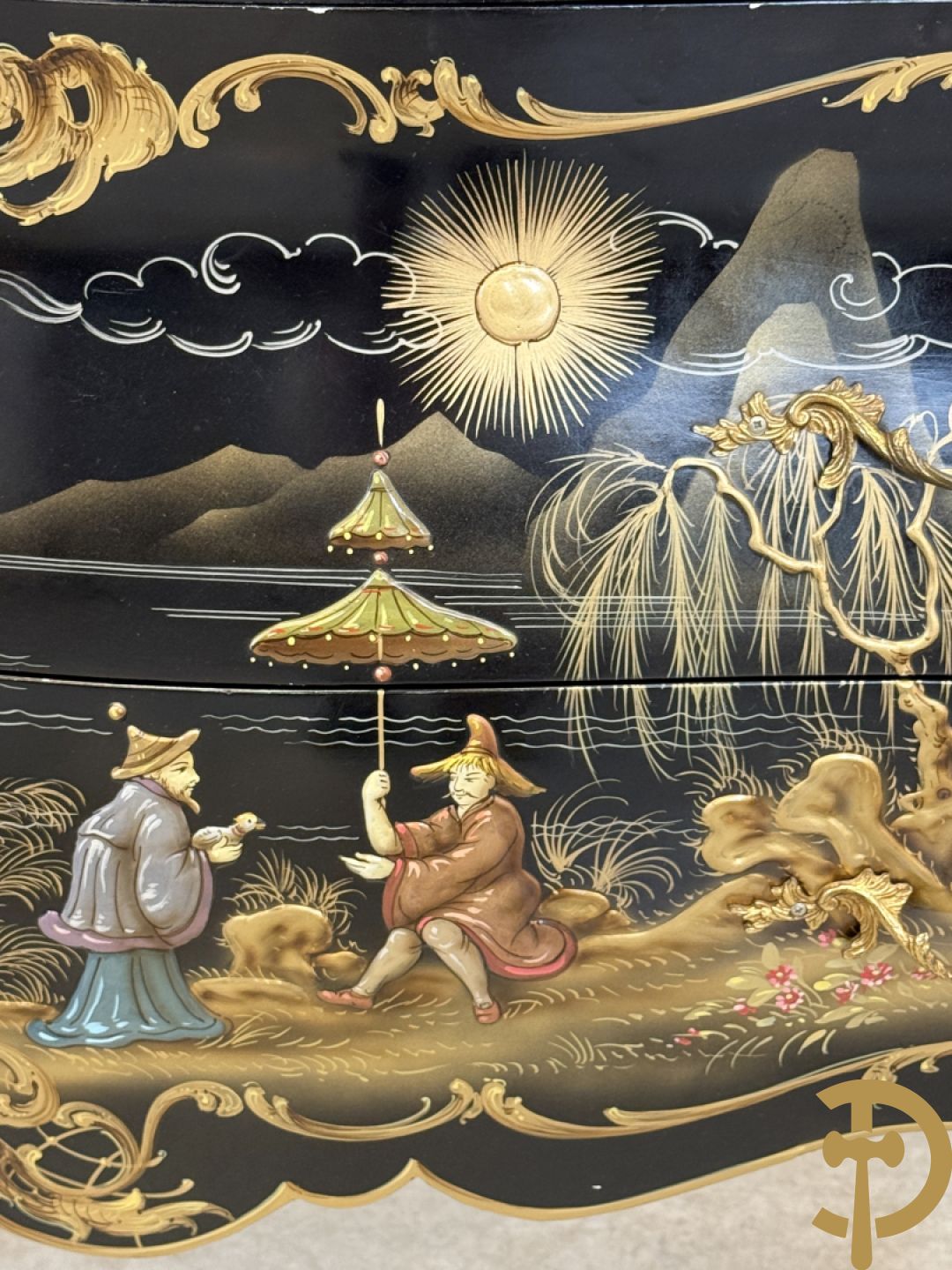 Zwartgelakte gebuikte tweeladencommode met Chinoiserie decor en marmeren blad