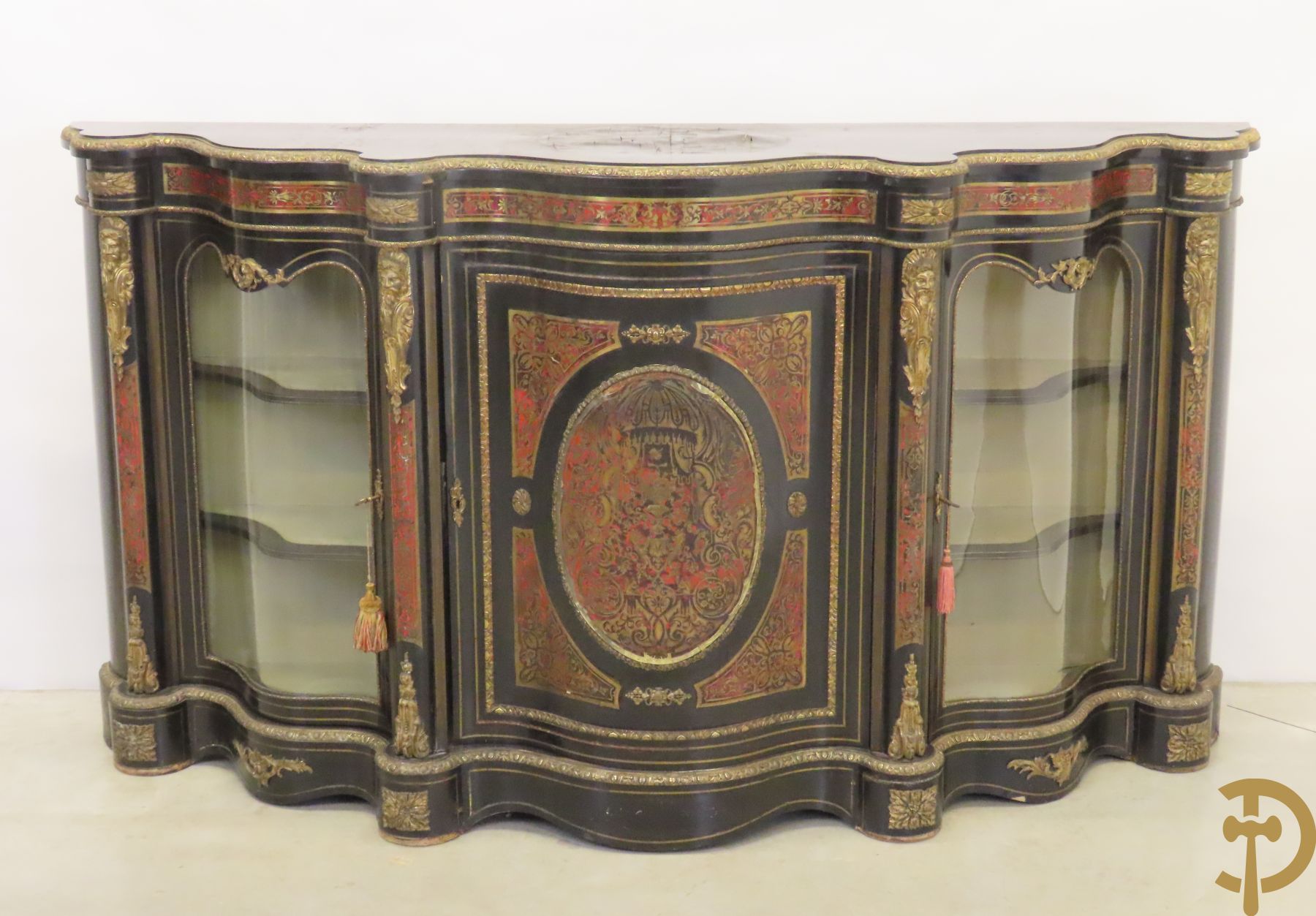 Groot Napoleon III dressoir met centrale deur bezet met medaillon in Boulletechniek - zijdelings met deuren in vitrineglas - bezet met bronzen ornamenten