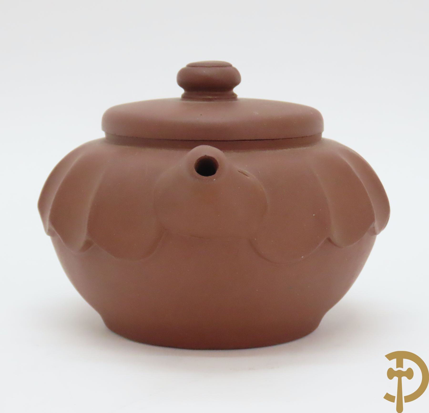 Geajoureerde theestoof in terra cotta +Yixing theepot