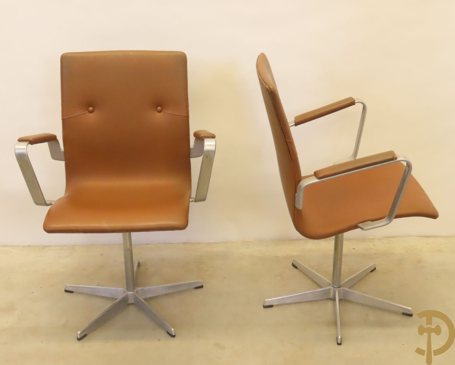 Paar vintage design armstoelen en 3 stoelen 