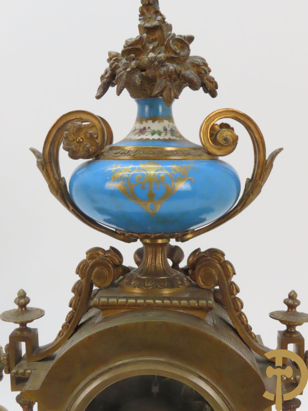 Driedelige bronzen garnituur bezet met Sèvres porselein bestaande uit pendule geflankeerd door paar cupido