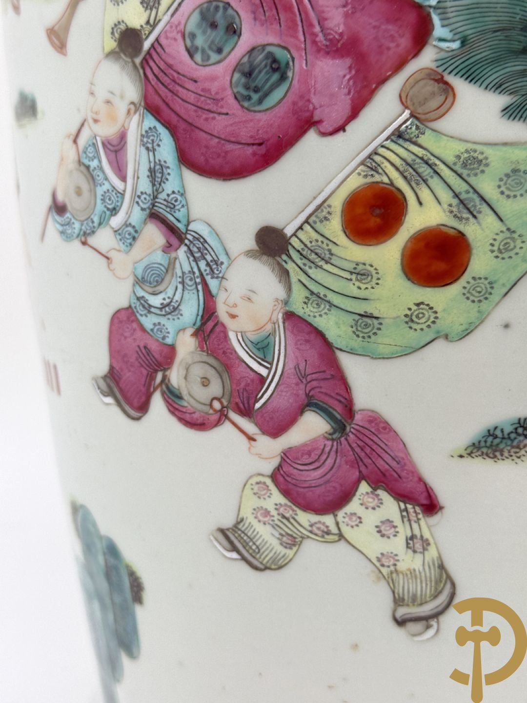 Chinese porseleinen vaas met dubbel decor van dieren, personages, dames en kinderen