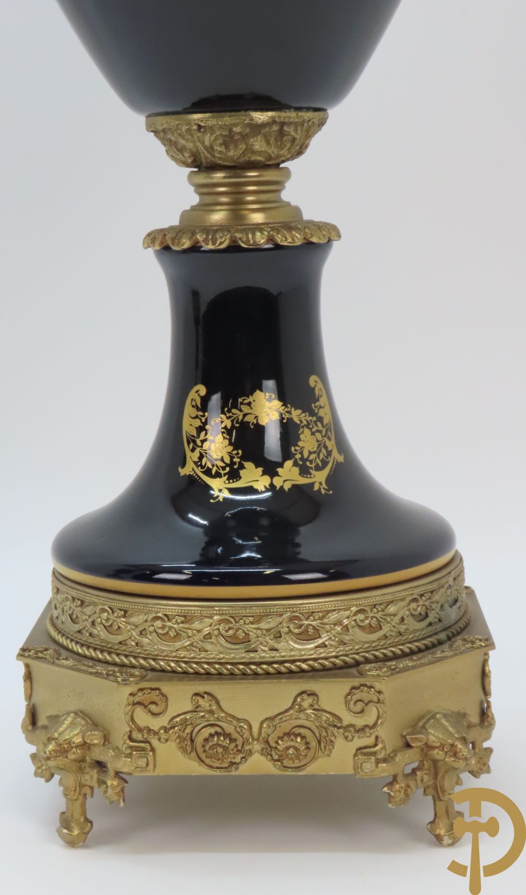 Paar Sèvres stijlvazen met geanimeerd romantisch decor, zijdelings bezet met bronzen medusahoofden, Rouly getekend