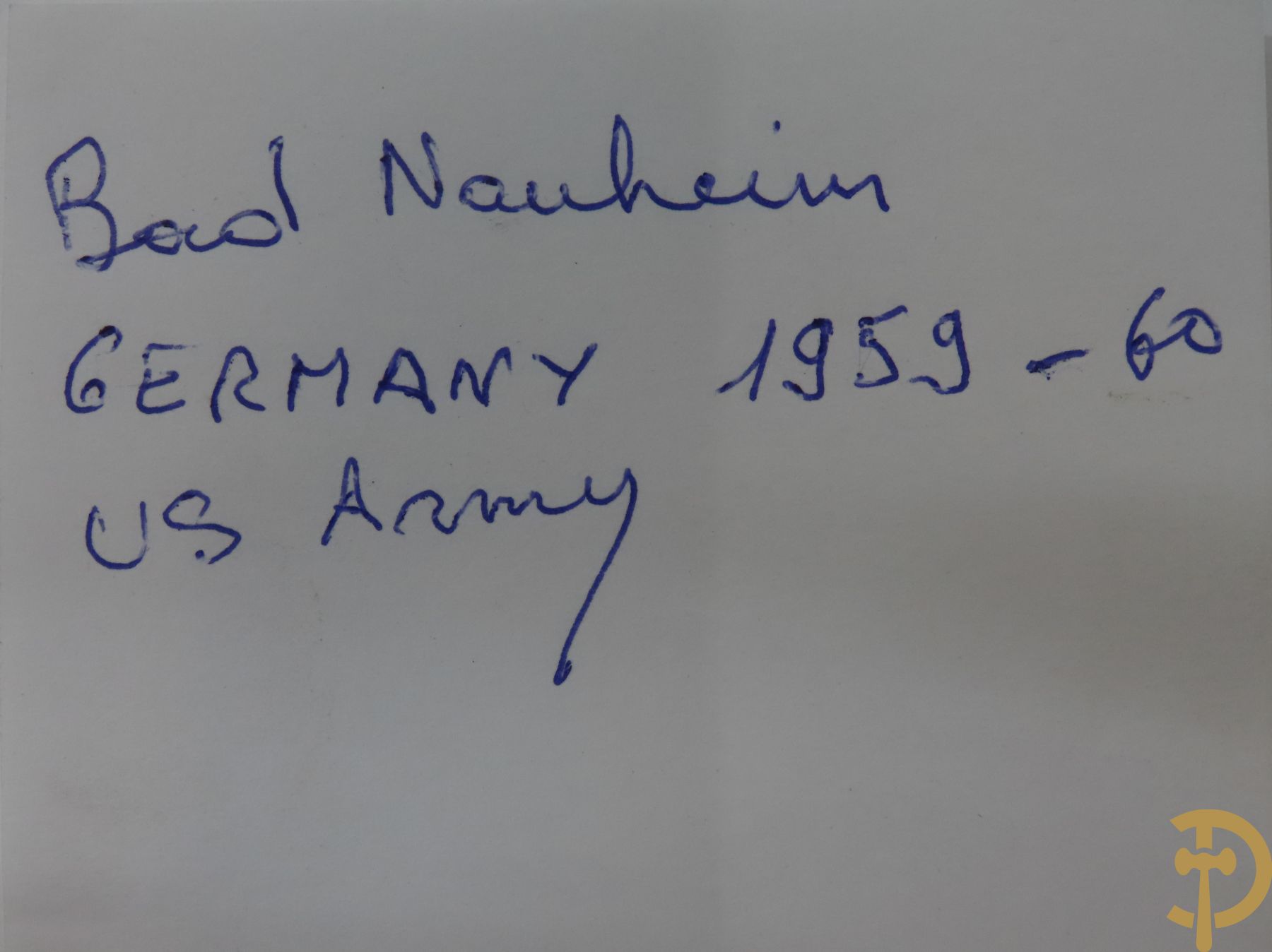 Presley Elvis getekend - authentieke oude foto van Elvis Presley tijdens zijn legerdienst in Duitsland Bad-Nauheim 1959, eigenhandig gesigneerd maar inkt deels verdwenen, krassen en sporen inkt nog zichtbaar