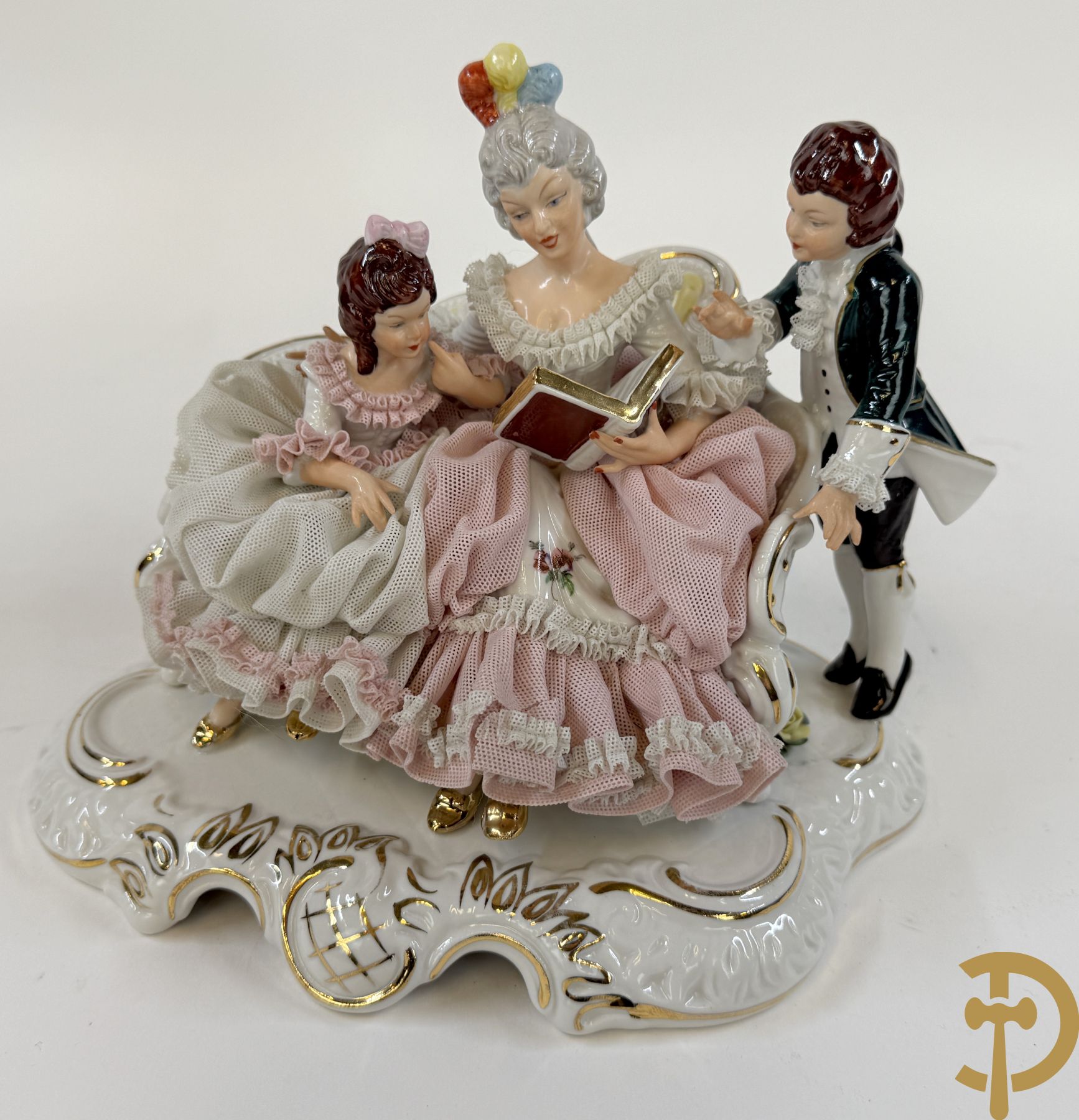 Italiaanse biscuitgroepen w.o. grote groep met 2 liggende naakte dames met zwaan, jongeman op rots, vioolspeler met edeldame, dame met kanten jurk en kinderen + Armani G. getekend 