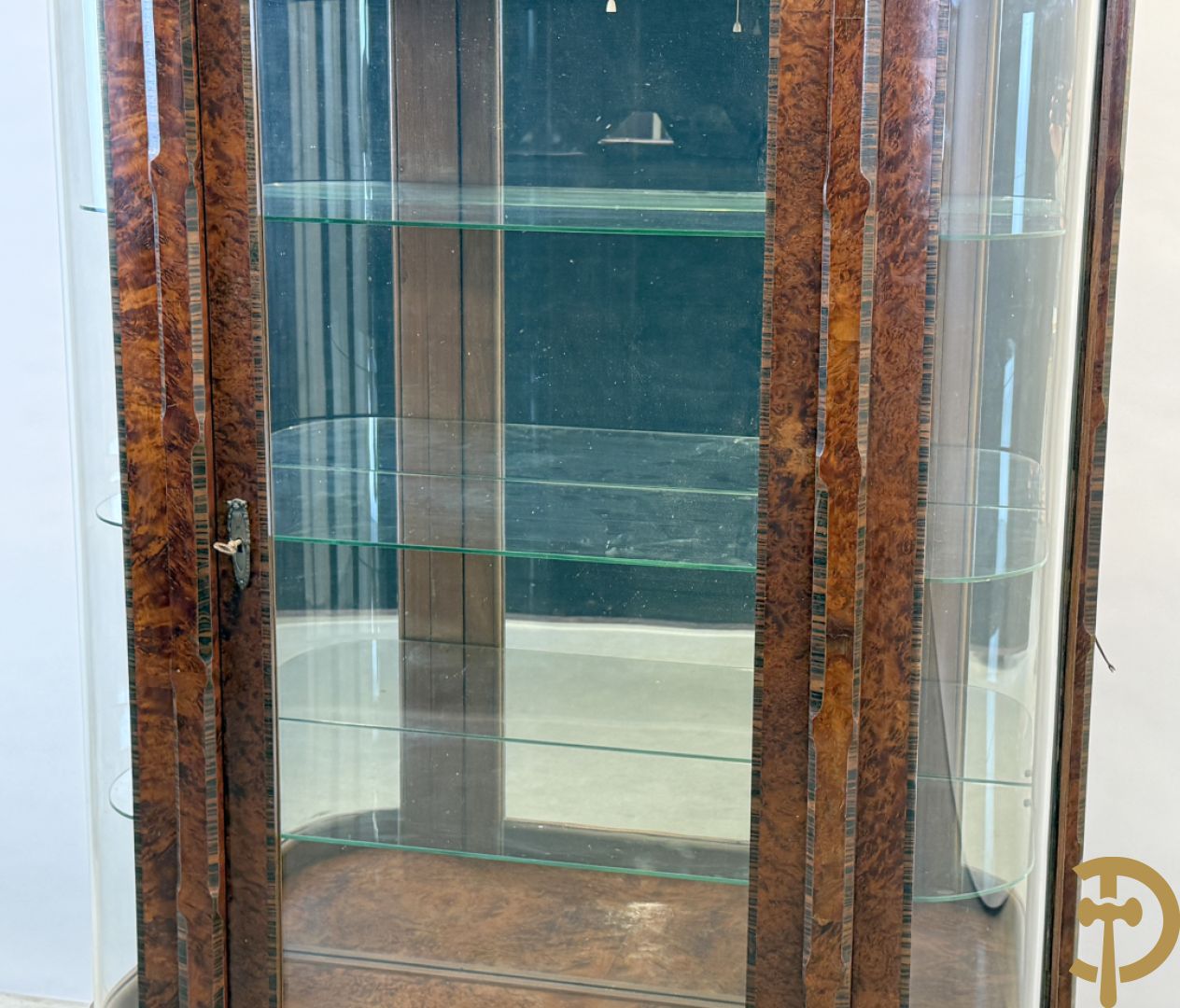 Wortelnotehouten vitrine met afgeronde zijkanten en inleg van palissander