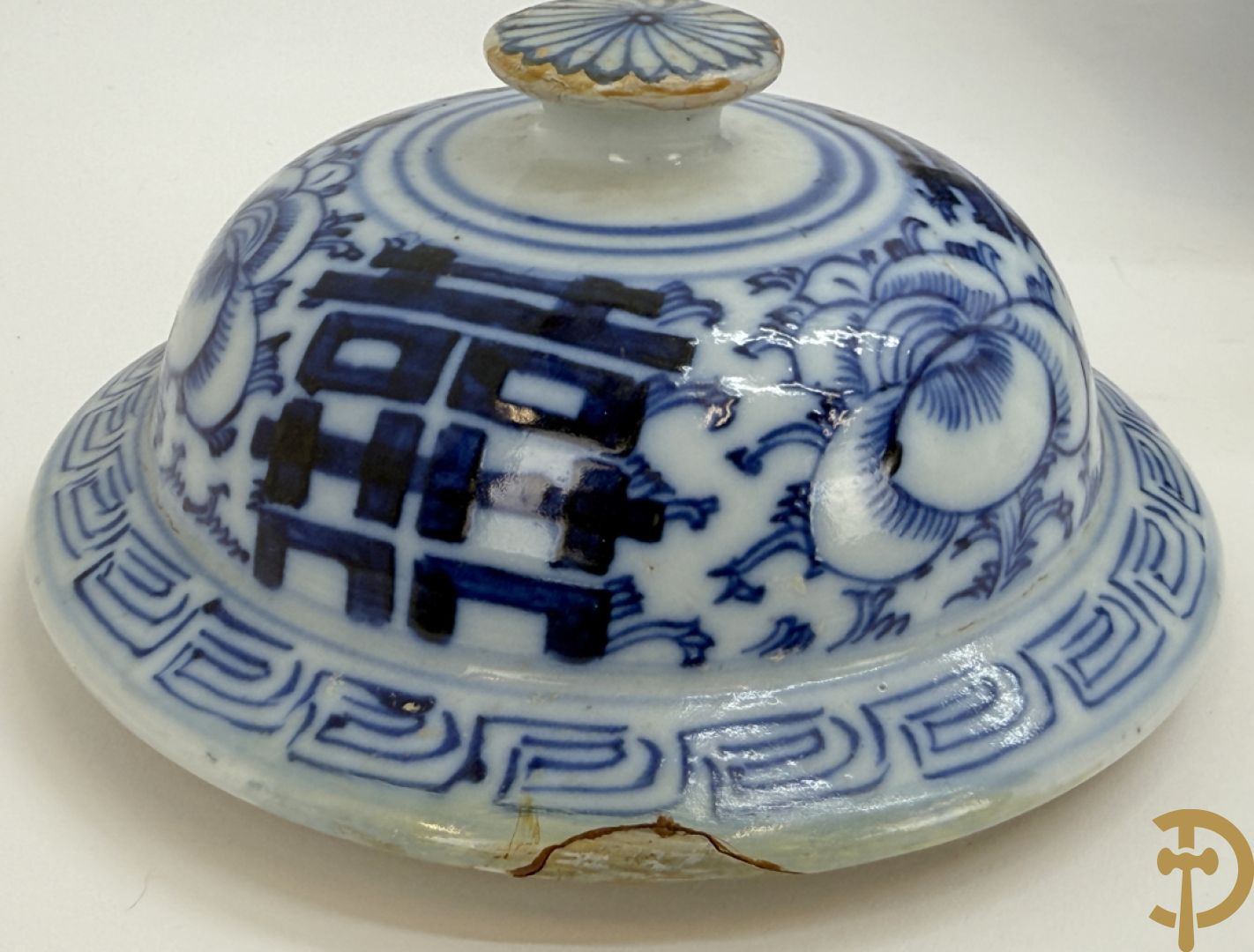 Paar blauw/witte Chinese porseleinen dekselpotiches met bloemen en Chinese tekens