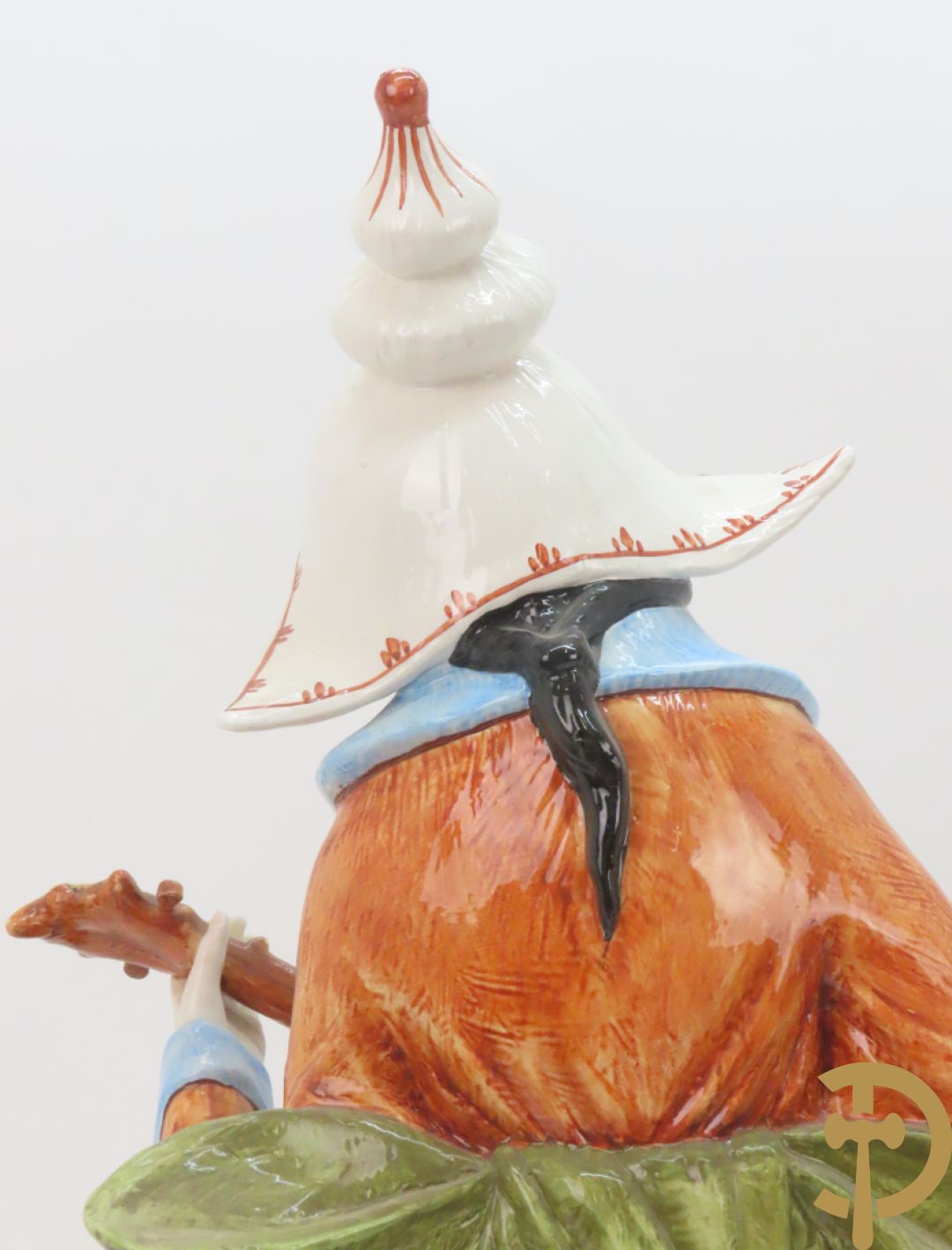 Twee Italiaanse beelden van oosterse dame met bloemen, getekend achteraan Polouioto en oosterse man met snaarinstrument in meerkleurige faience