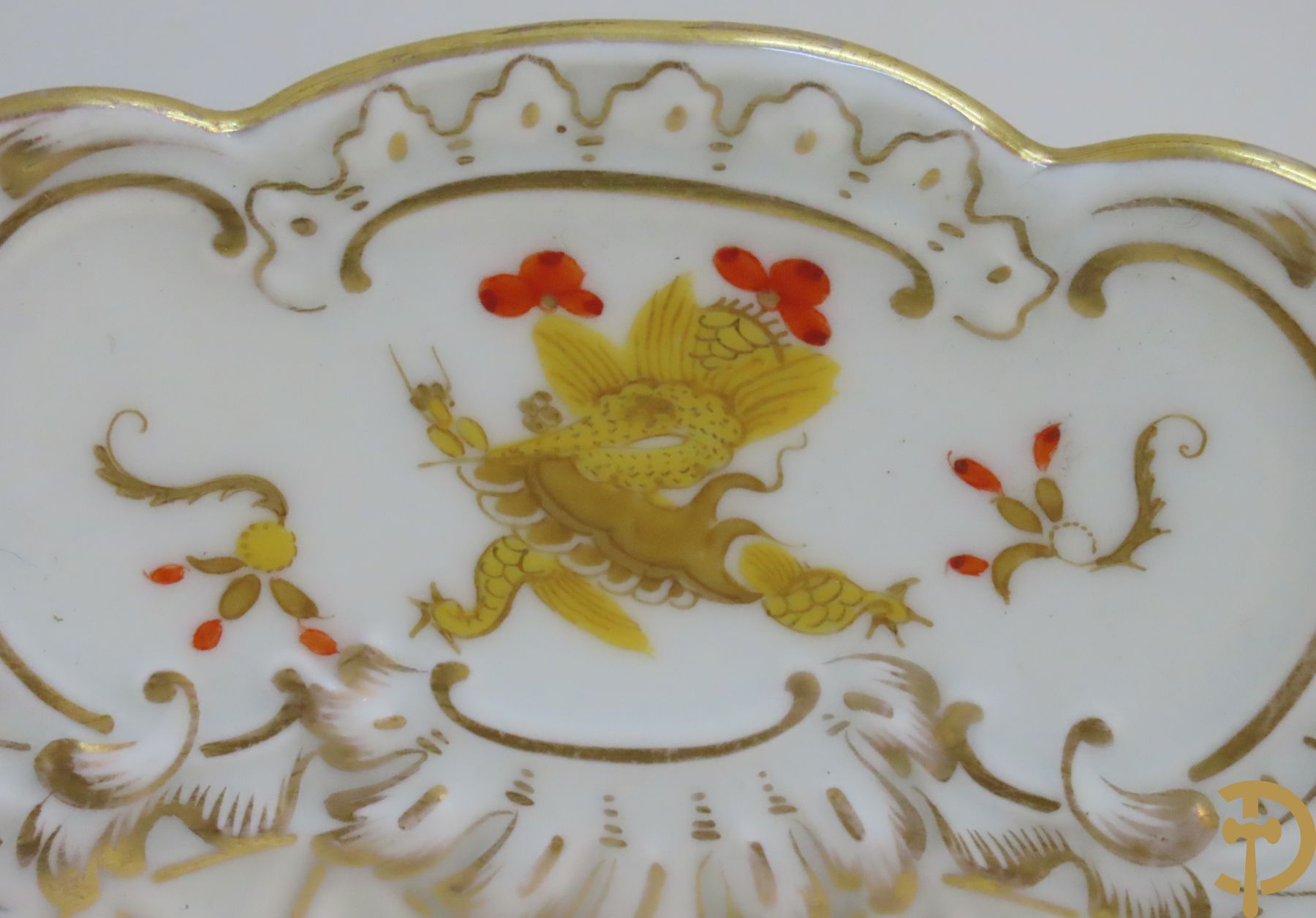 Zes porseleinen borden onder gemerkt met zwaarden / Meissen : 1 bord met stadstafereel, 1 verlucht bord met drakendecor, 1 bord met vogeldecor, 1 met bloemen en 2 met bloemendecor omgeven door vergulde rand