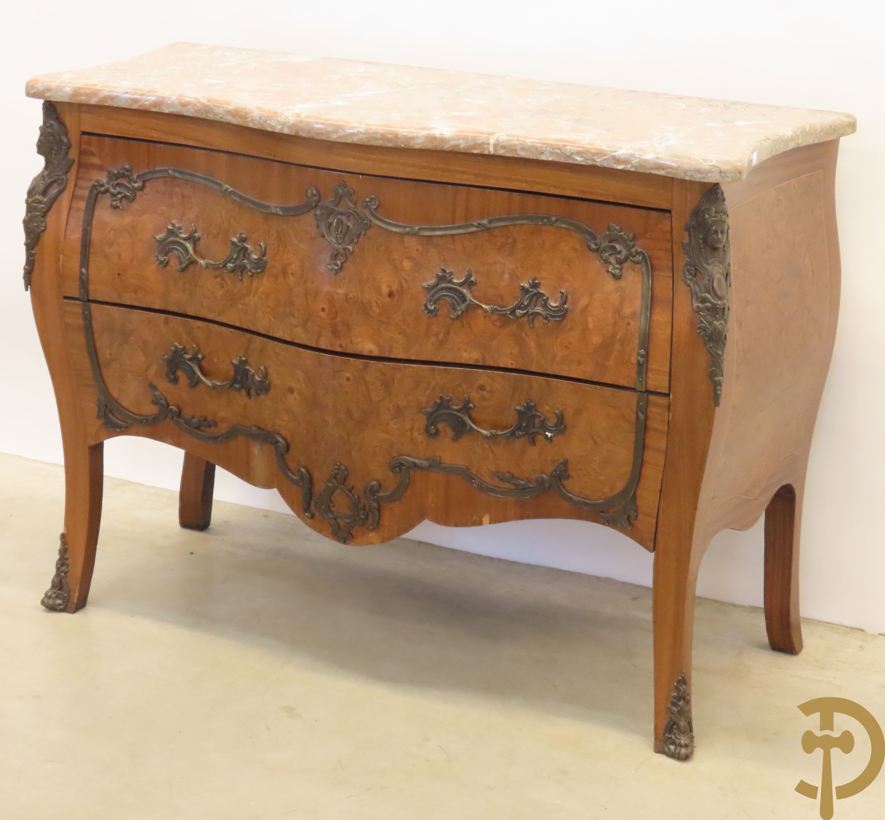 Wortelnotehouten gegalbeerde tweeladencommode met bronzen accanthusranken op lades, bronzen trekkers en dameshoofden opzij