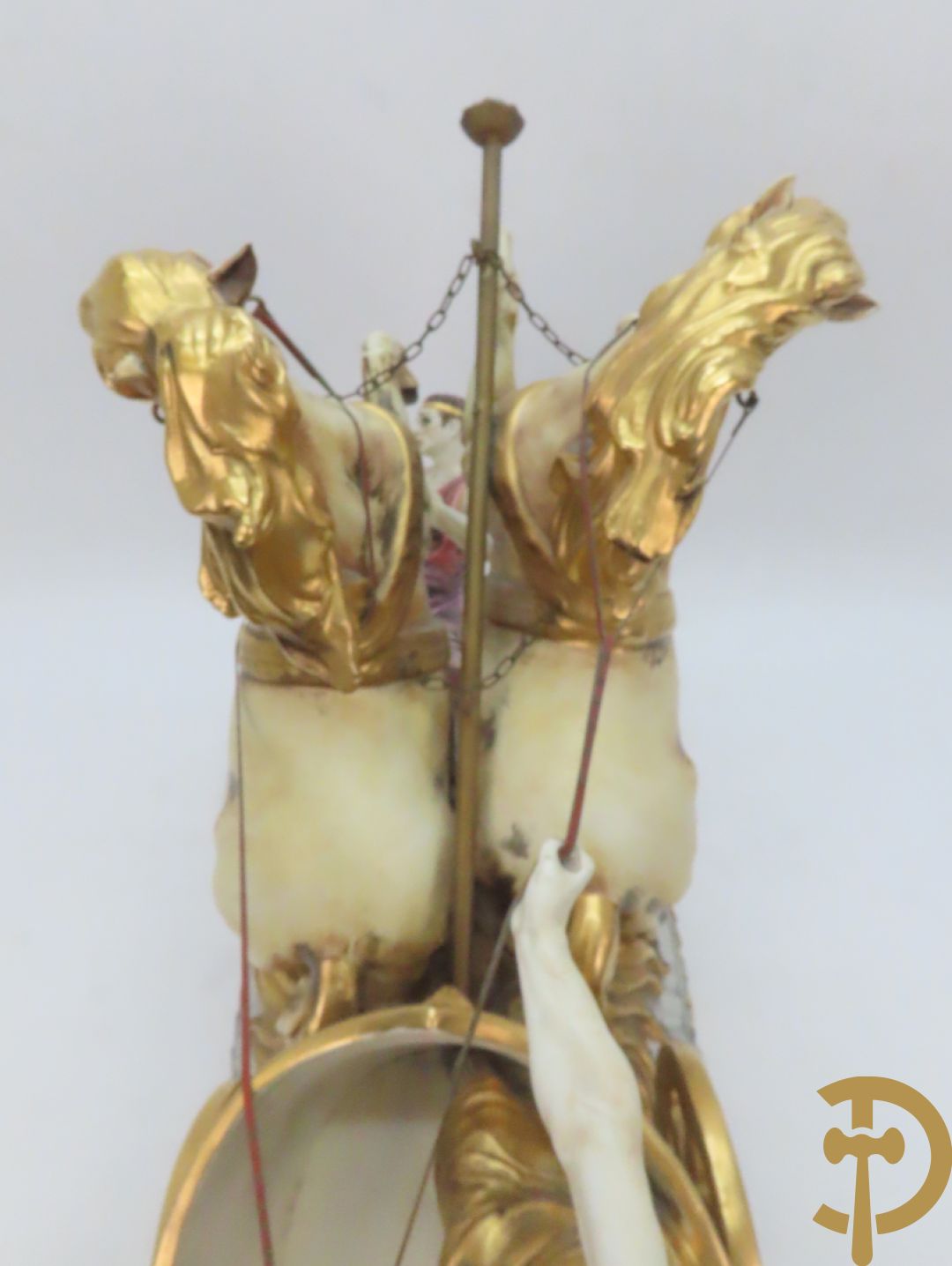 Beeld van strijdwagen met steigerende paarden 