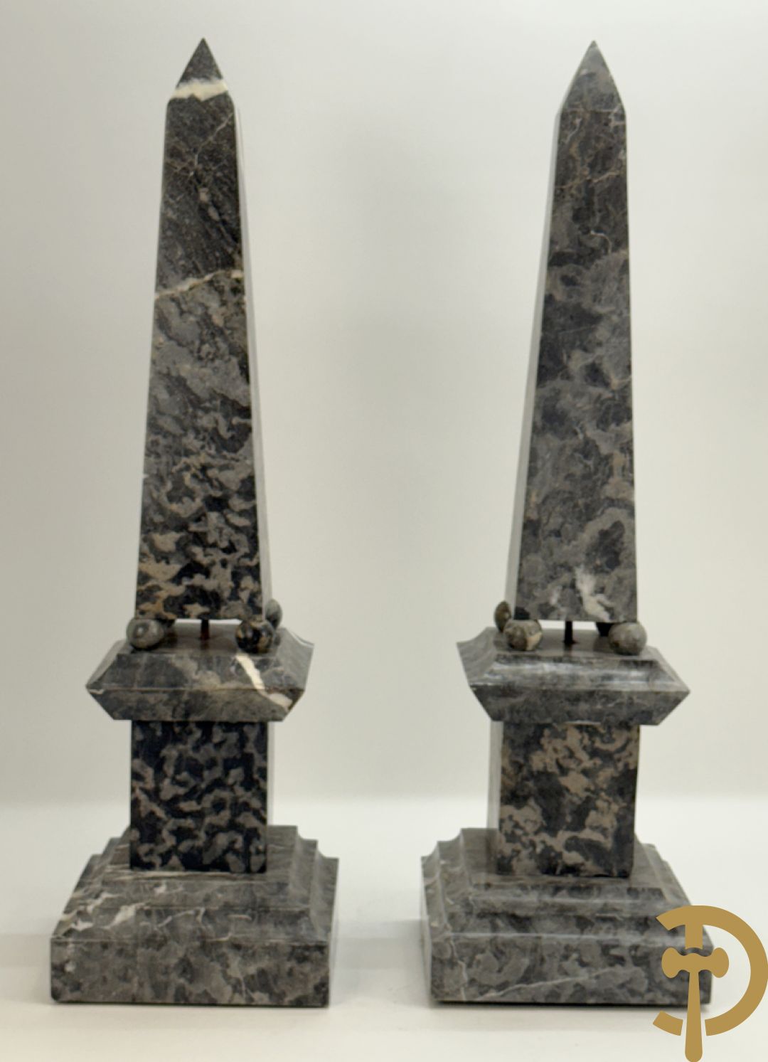Paar marmeren obelisken