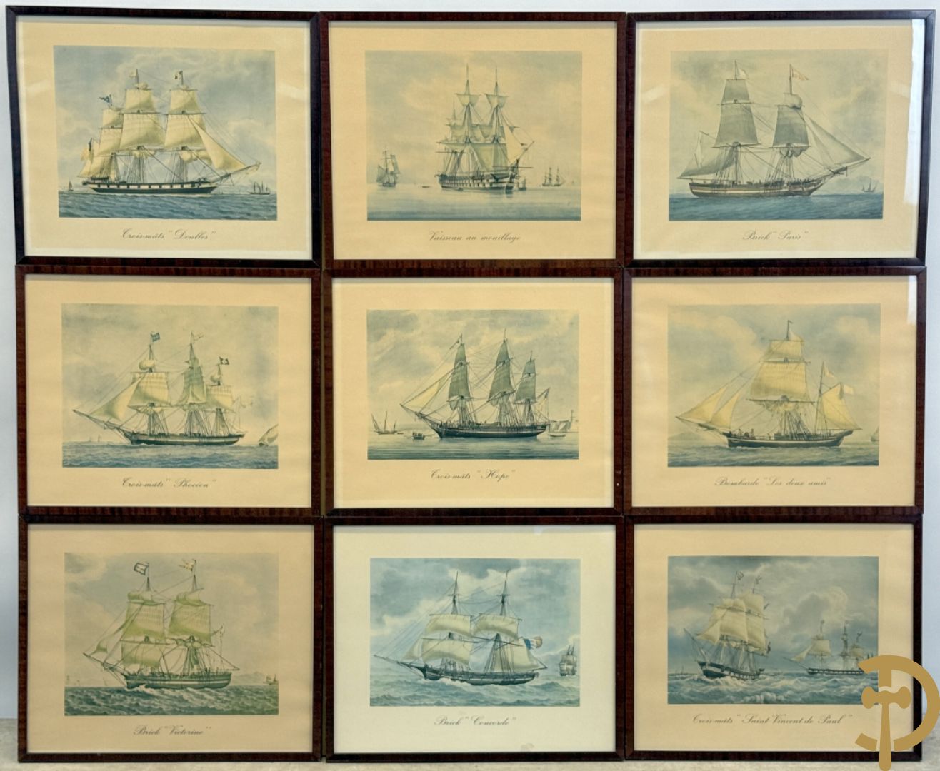 Negen decoratieve platen van jachten en zeilboten
