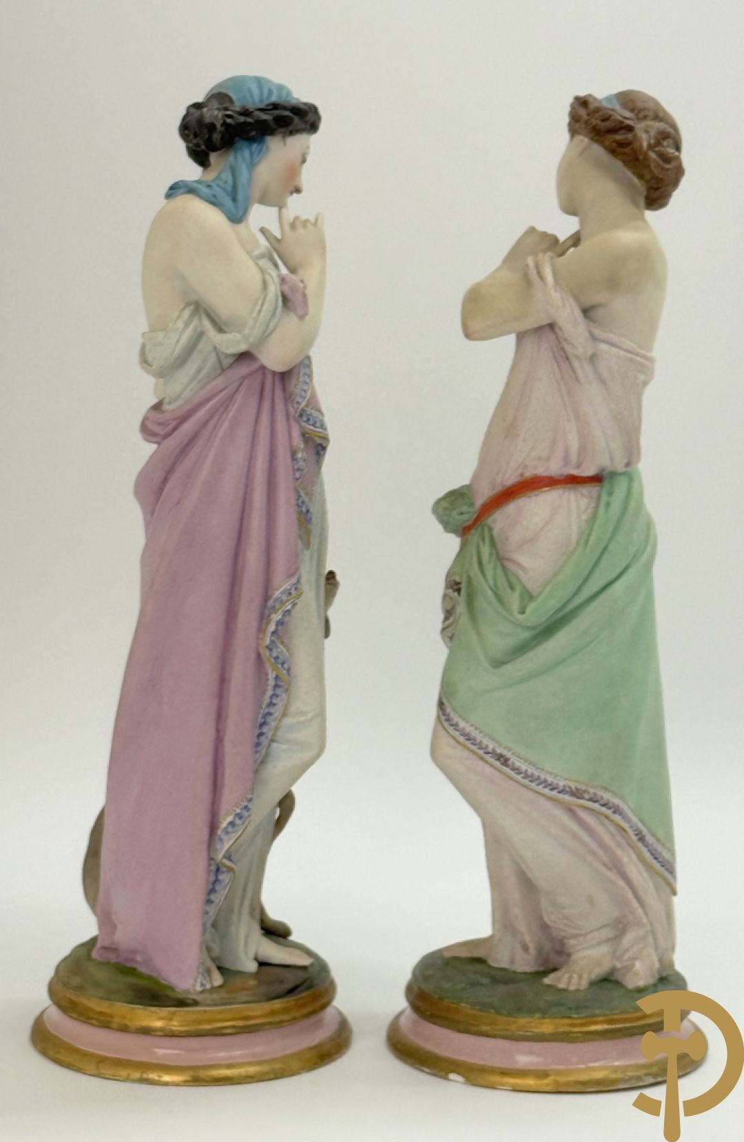 Paar Franse biscuits van elegante dame met hond en dame met bloemen op schouder