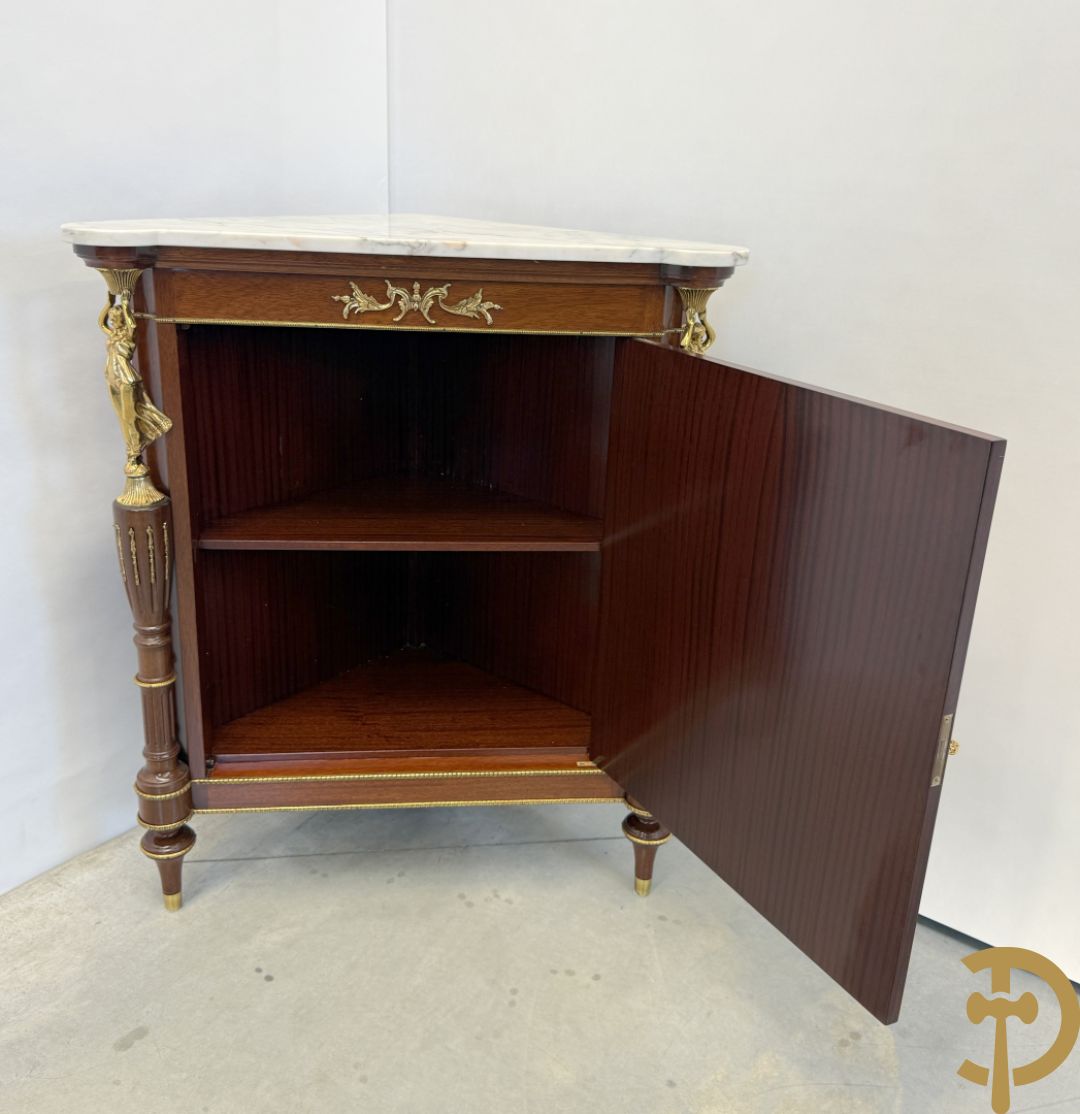 Notelaren hoekkast bekroond met dame, zijdelings met ballusters - met wit marmeren blad