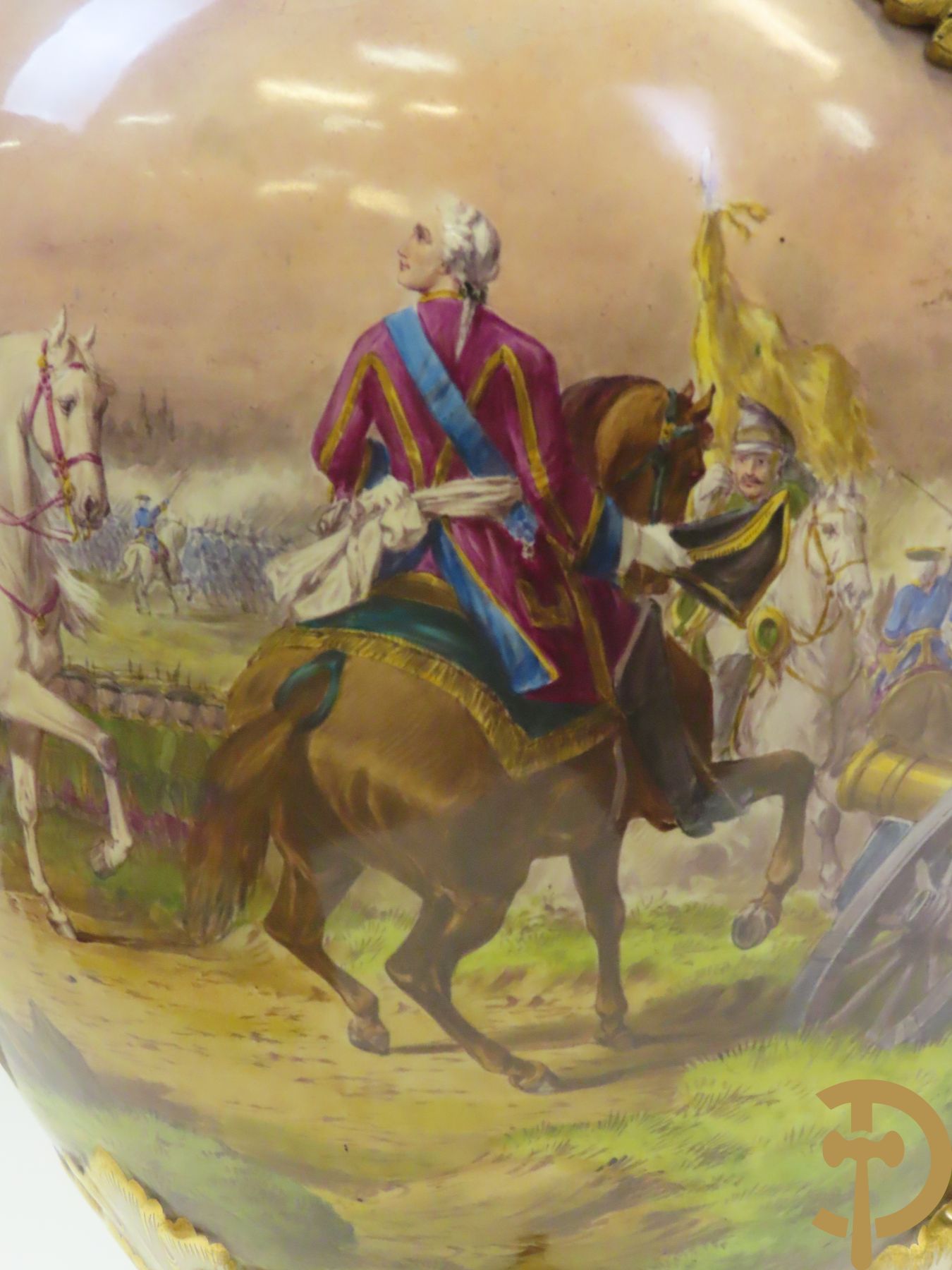 Grote porseleinen Sèvres vaas met dubbel decor van cavalerie, slagveldtaferelen en zicht op kasteel, DESPREZ H. getekend in het decor - bovenaan met verguld decor en zijdelings met bronzen oren en accanthusranken - deksel met Sèvres merkteken - op vierkante bronzen sokkel met klauwepoten