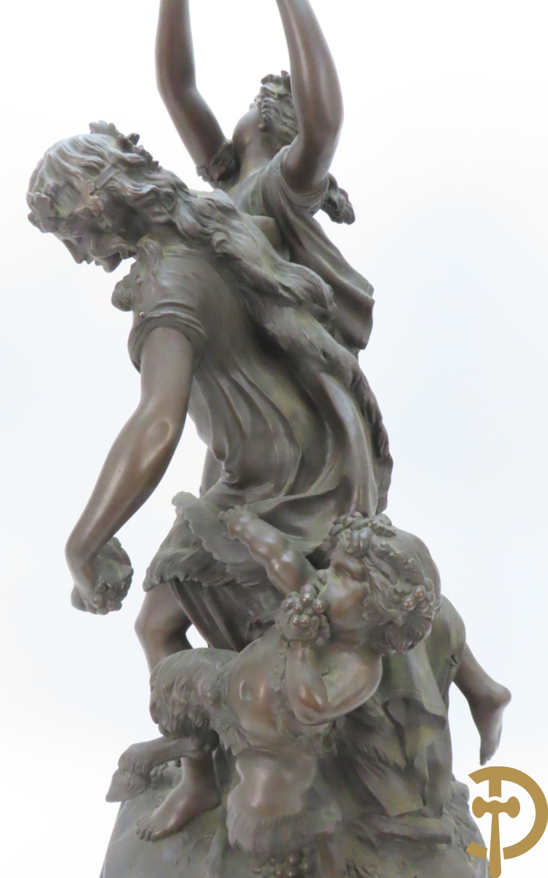 CLODION getekend - Paar elegante bronzen dames met tambour en fruit, geflankeerde door jonge faune, op marmeren klokstel - opgebouwd als garnituur met 2 kandelaars met bronzen kindjes dragende een toorts met bloemen en kaarsen