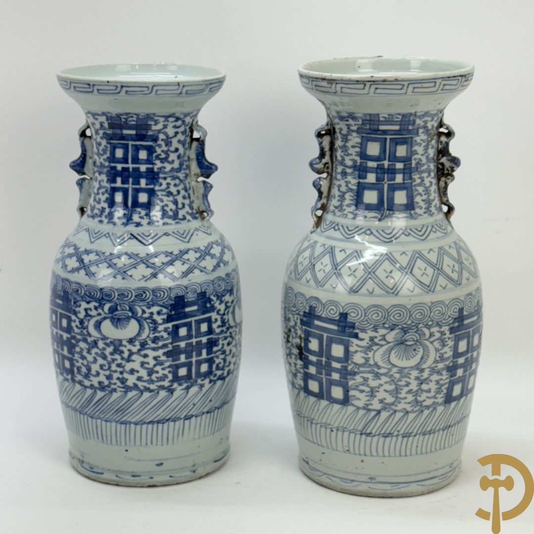 Paar blauw/witte Chinese porseleinen vazen met tekens en accanthusranken, 19e