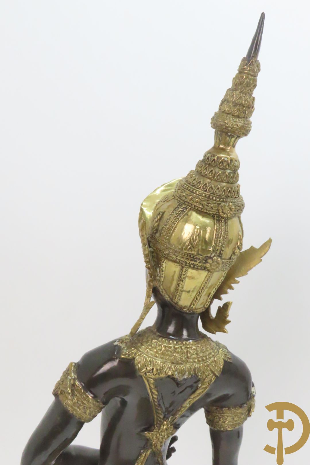 Twee staande koperen boedhistische figuren