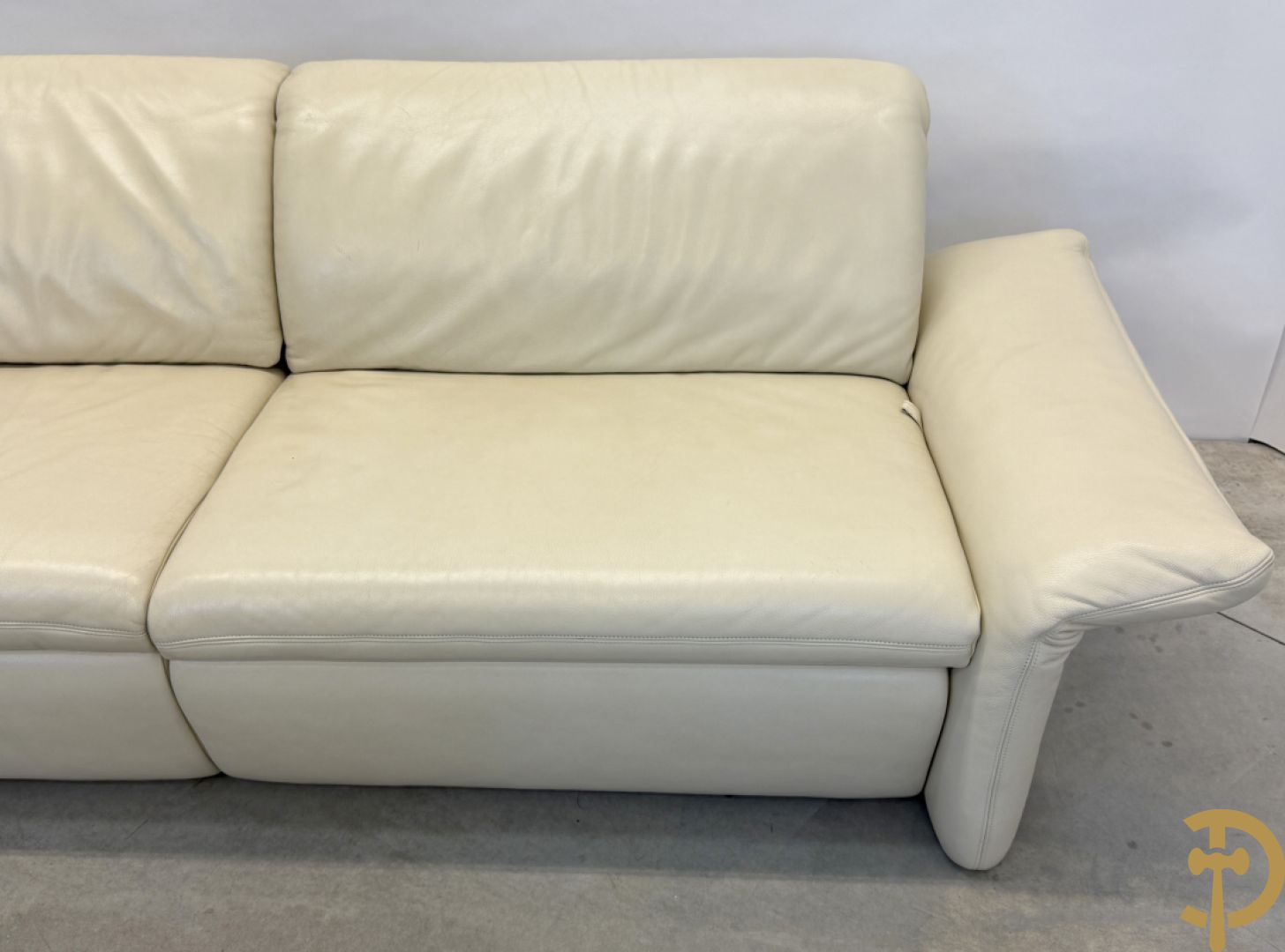 Salonensemble Koinor bestaande uit 3 elementen waarvan groot element met uittrekbaar voeteinde en twee tweezits