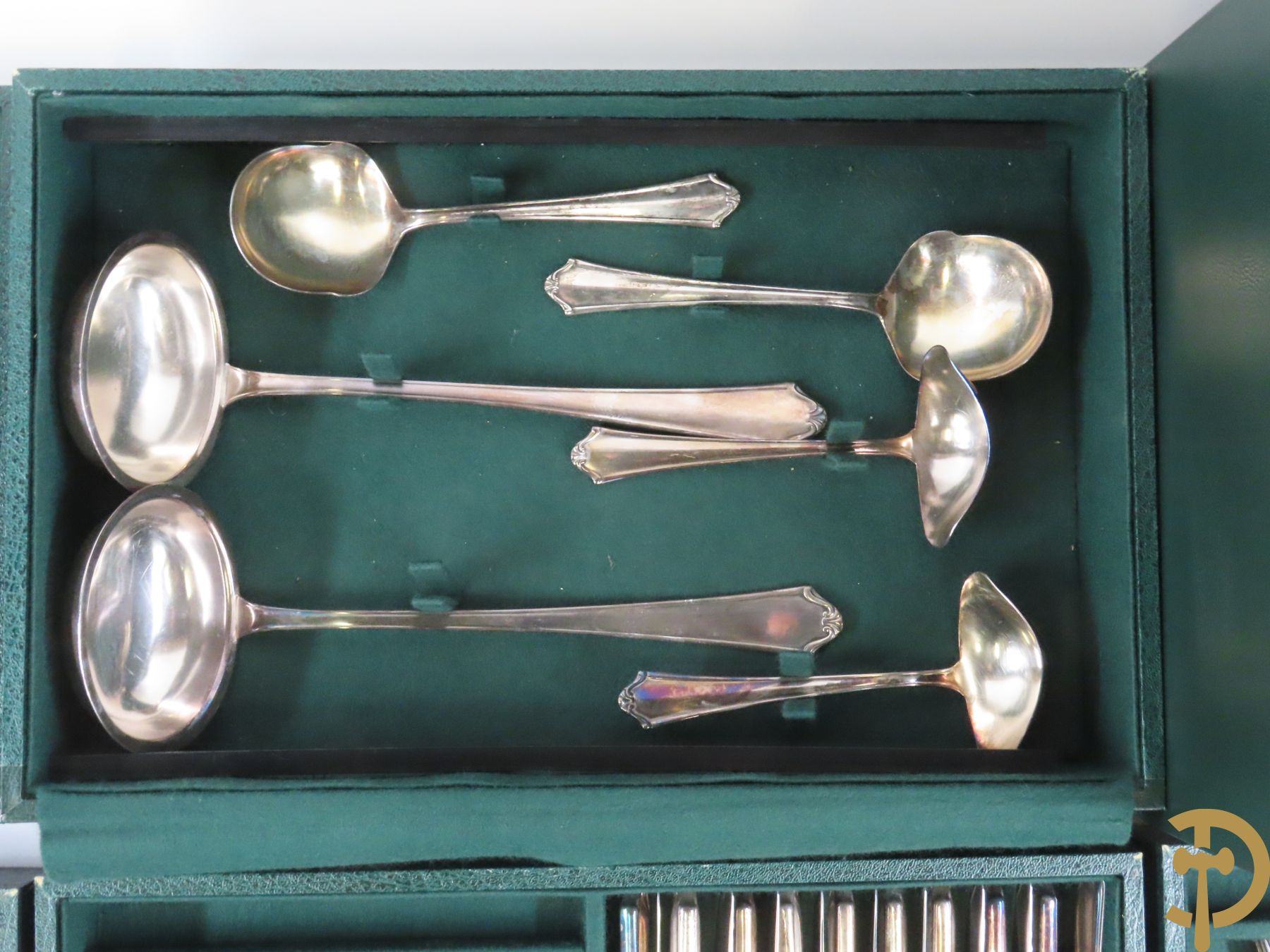 Verzilverd bestek 100/1000 bestaande uit 9 reeksen van 12 en 16 losse stukken