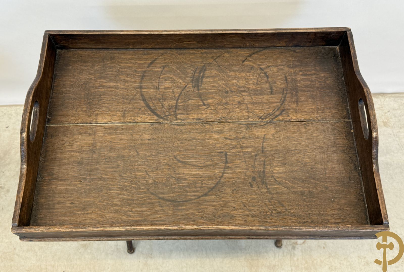 Engelse butlertray met rechthoekige plateau en Engelse butlertray met ovale plateau