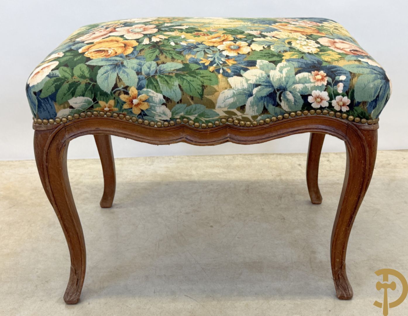 Vier notelaren armzetels bekleed met bloemenstof, met gezwaaide armleuningen op voluutvormige poten + bijhorend voetbankje