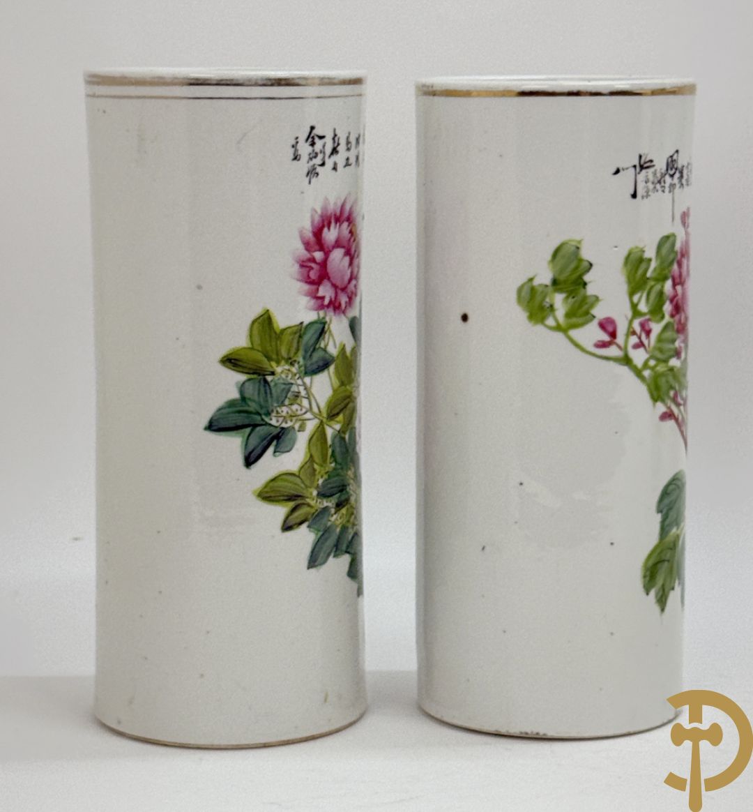 Twee rolvazen met bloemen- en vogeldecor + dekselpotiche met vogeldecor + Chinese vaas met decor van dames en kinderen