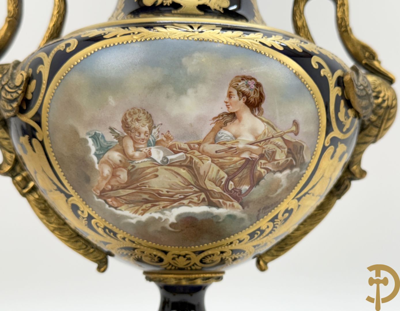 Paar porseleinen Sèvres cassolettes met handbeschilderd romantisch decor op blauwe fond, zijdelings met bronzen zwanen, Chateaux de Sceaux  gemerkt onderaan, Missant J. getekend